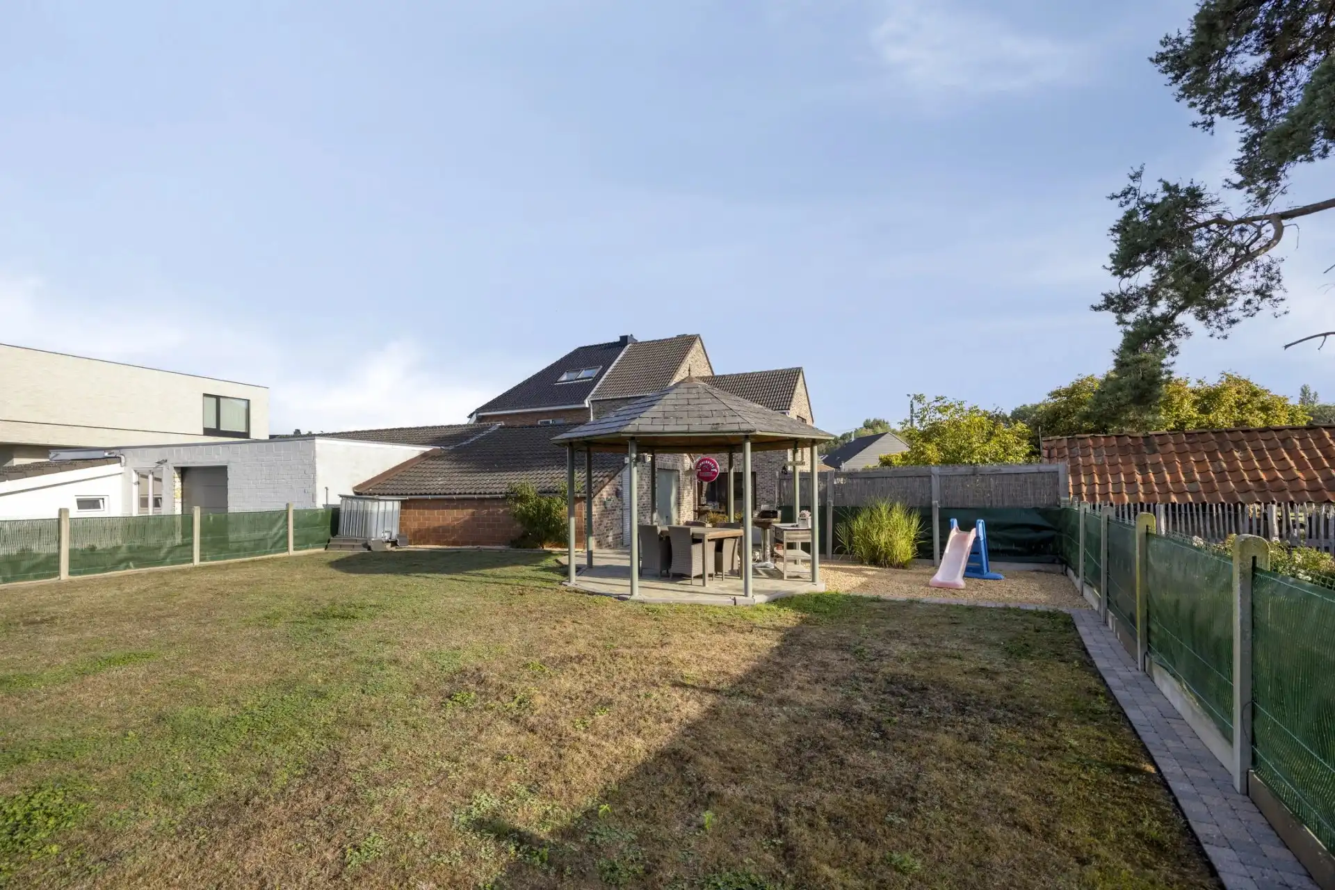 LICHTRIJKE HALFOPEN WONING MET 3 SLPK'S, GARAGE EN ZUIDGERICHTE TUIN IN EIGENBILZEN (BILZEN) foto 3
