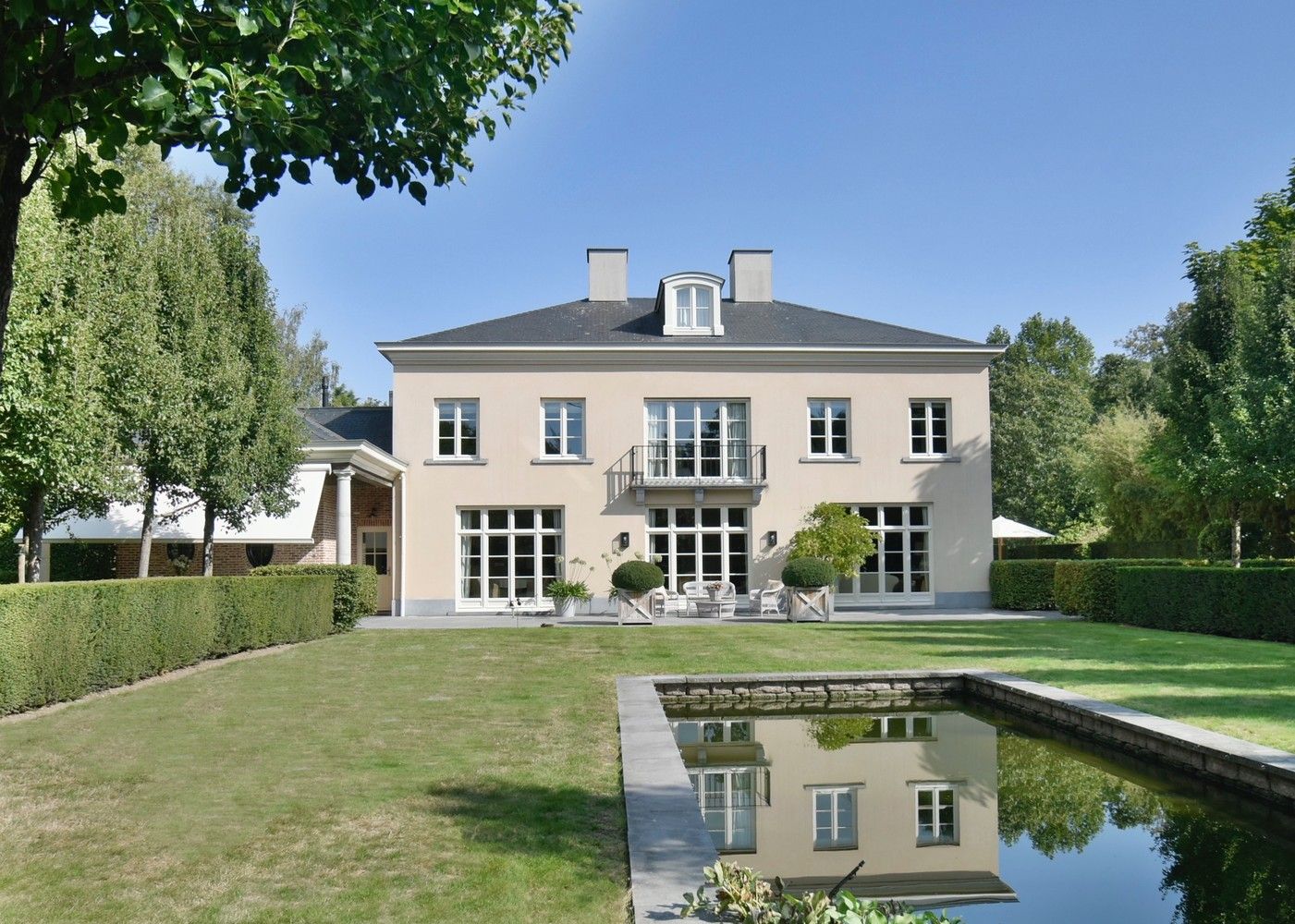 Impressionante villa uit 2002 in Manoir stijl, gesitueerd op een prachtig perceel van 28a 99ca op schitterende locatie te Lanaken-Rekem foto 1