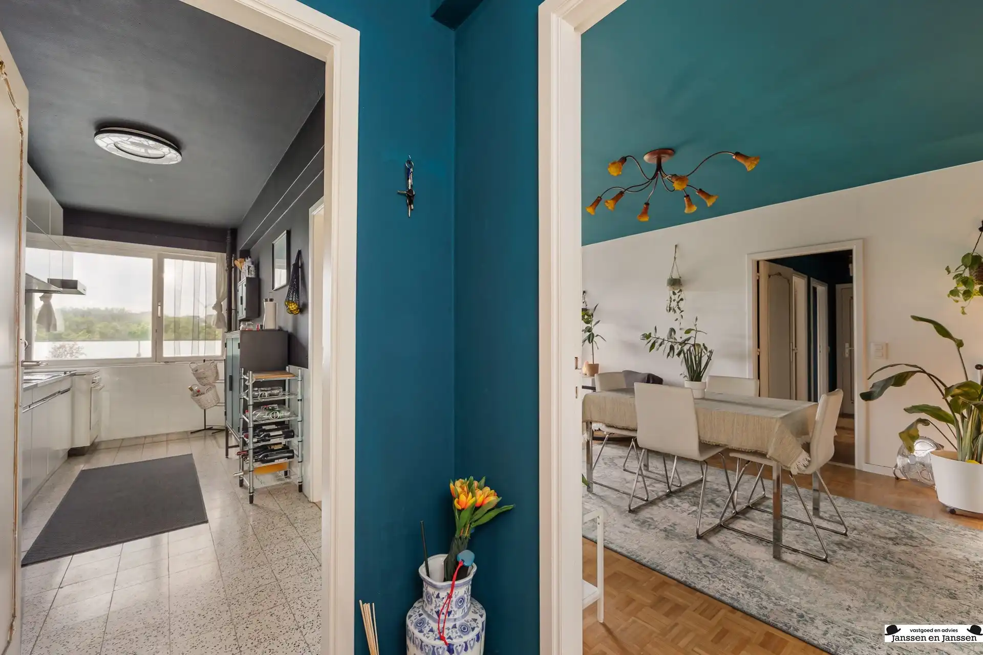 Ruim twee slaapkamer-appartement met panoramisch uitzicht! foto 7