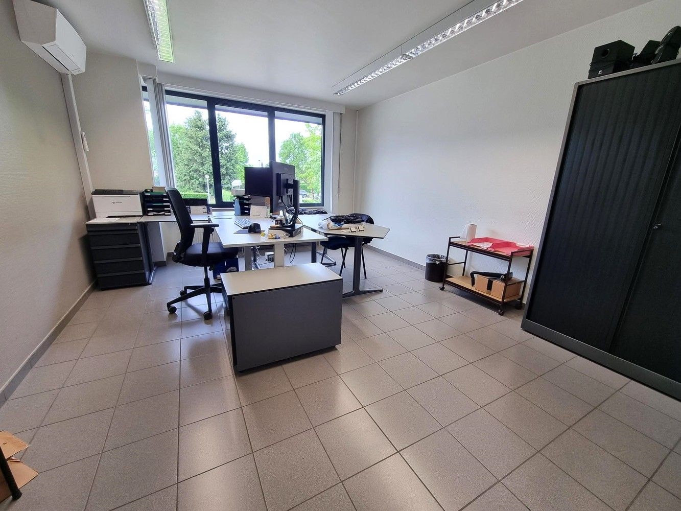 Kantoorgebouw met magazijnruimte, bruto vloeropp 2.916m² op een totaal perceel gelegen van 94a33ca. foto 9
