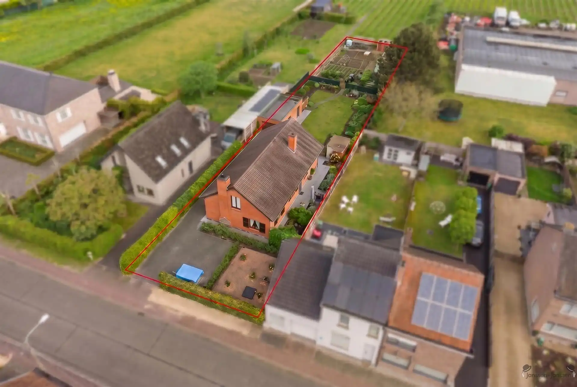 Verzorgde woning met grote tuin foto 3