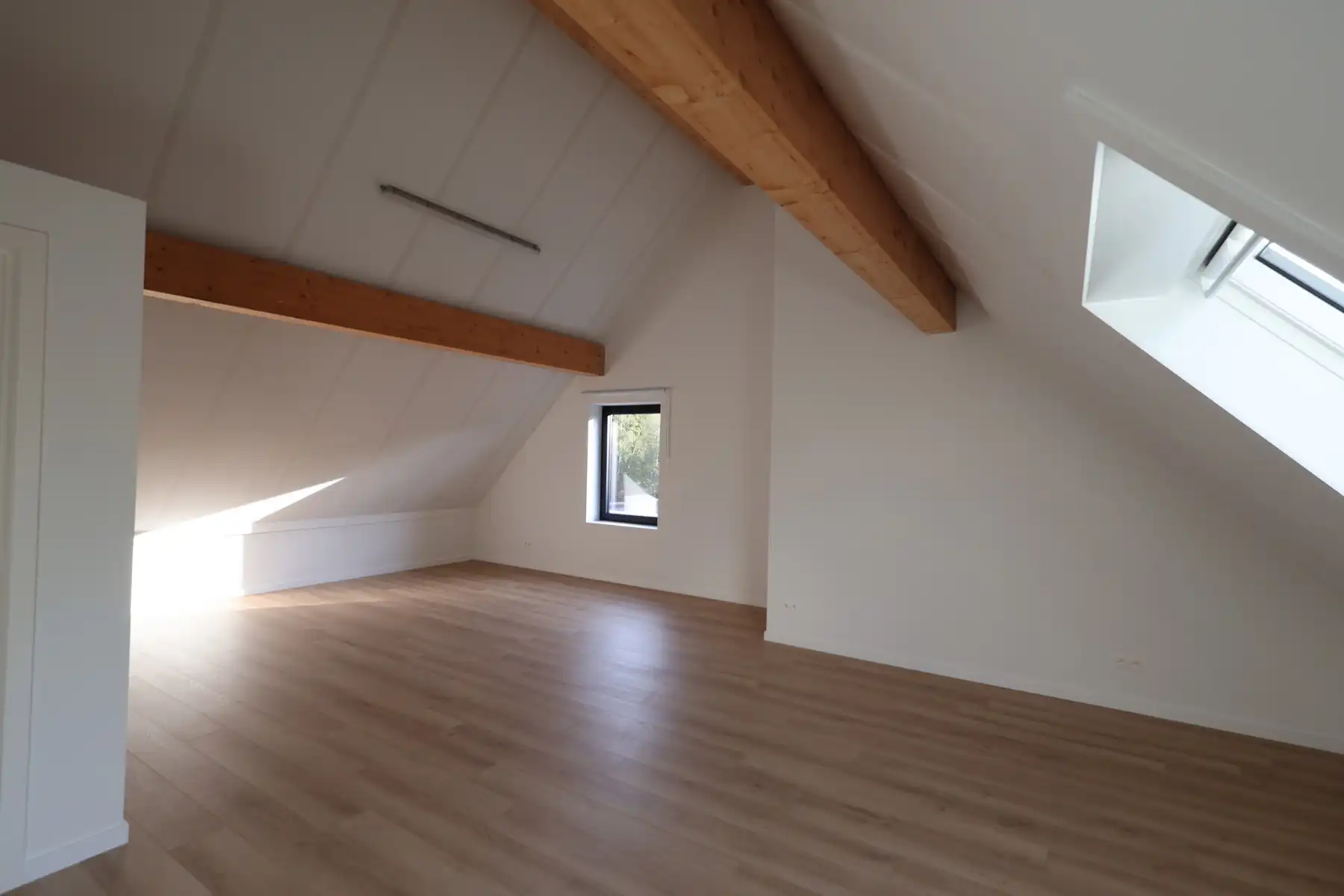 Een nieuwbouwwoning met 4 slaapkamers, tuin en garage. foto 18