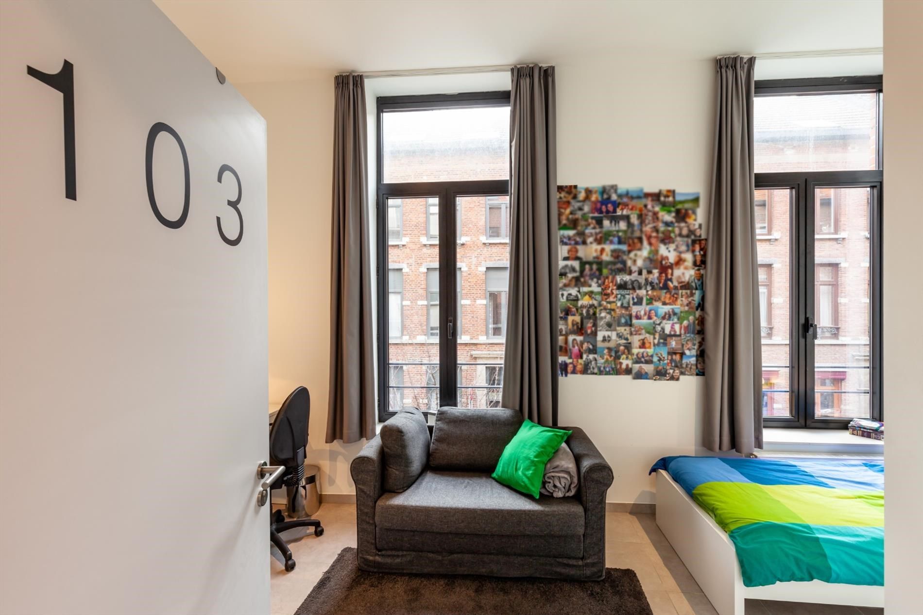 Bemeubelde studentenkamer met privé sanitair foto 7