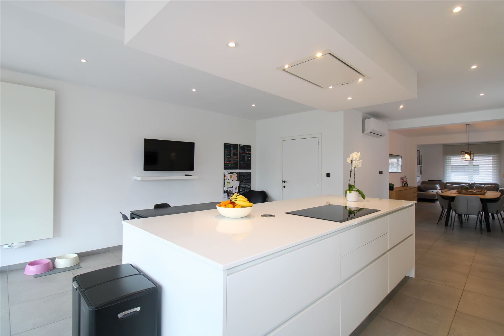 Instapklare, volledig gerenoveerde gezinswoning met 3 slaapkamers, ruime leefkeuken, zonnige omheinde tuin op 5a71ca, zonnepanelen, airco en EPC B, ideaal gelegen nabij scholen, winkels en het centrum van Maasmechelen! foto 8