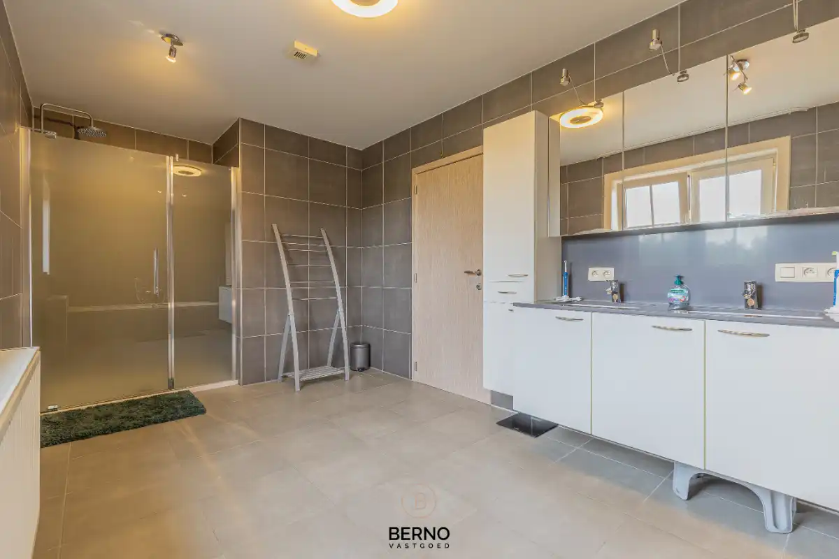 Recente en ruime gezinswoning met zonnige tuin foto 11