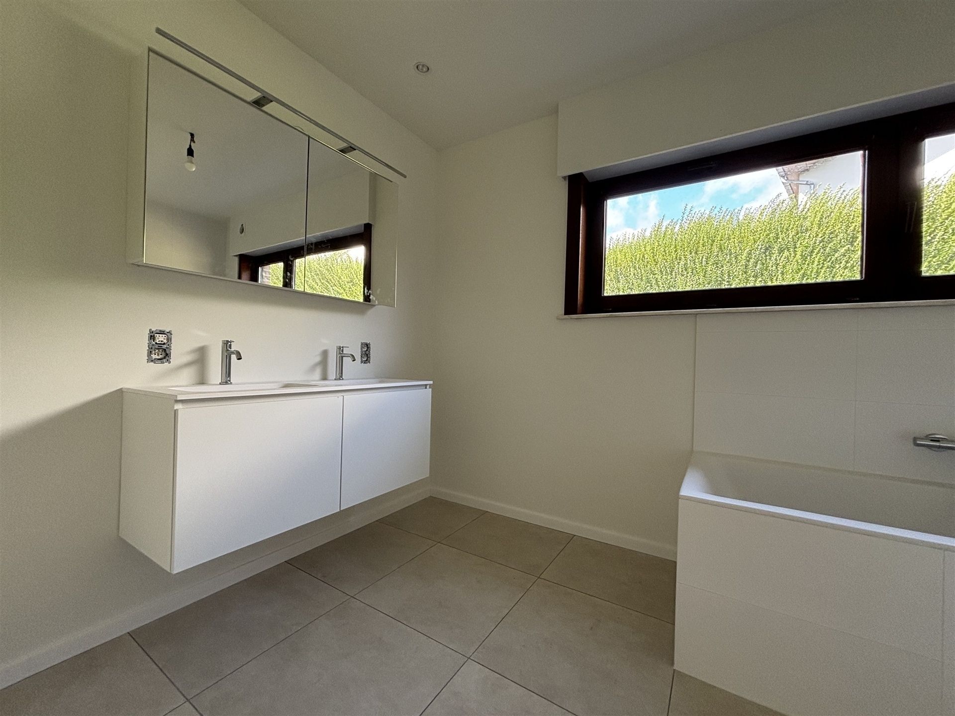 Ruime woning met grote tuin in een rustige straat foto 24