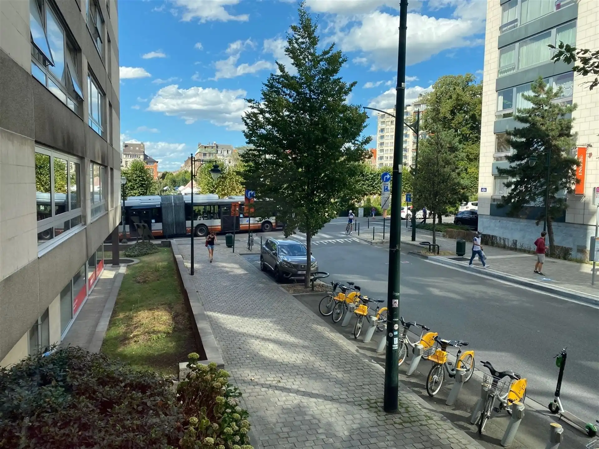 Gerenoveerd appartement met 2 slaapkamers en terras foto 16