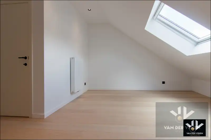 Volledig gerenoveerde, instapklare en energiezuinige rijwoning met 4 slaapkamers, 2 badkamers, zonnig terras, omheinde tuin en toegang achteraan net buiten de Grote Ring van Hasselt. foto 19
