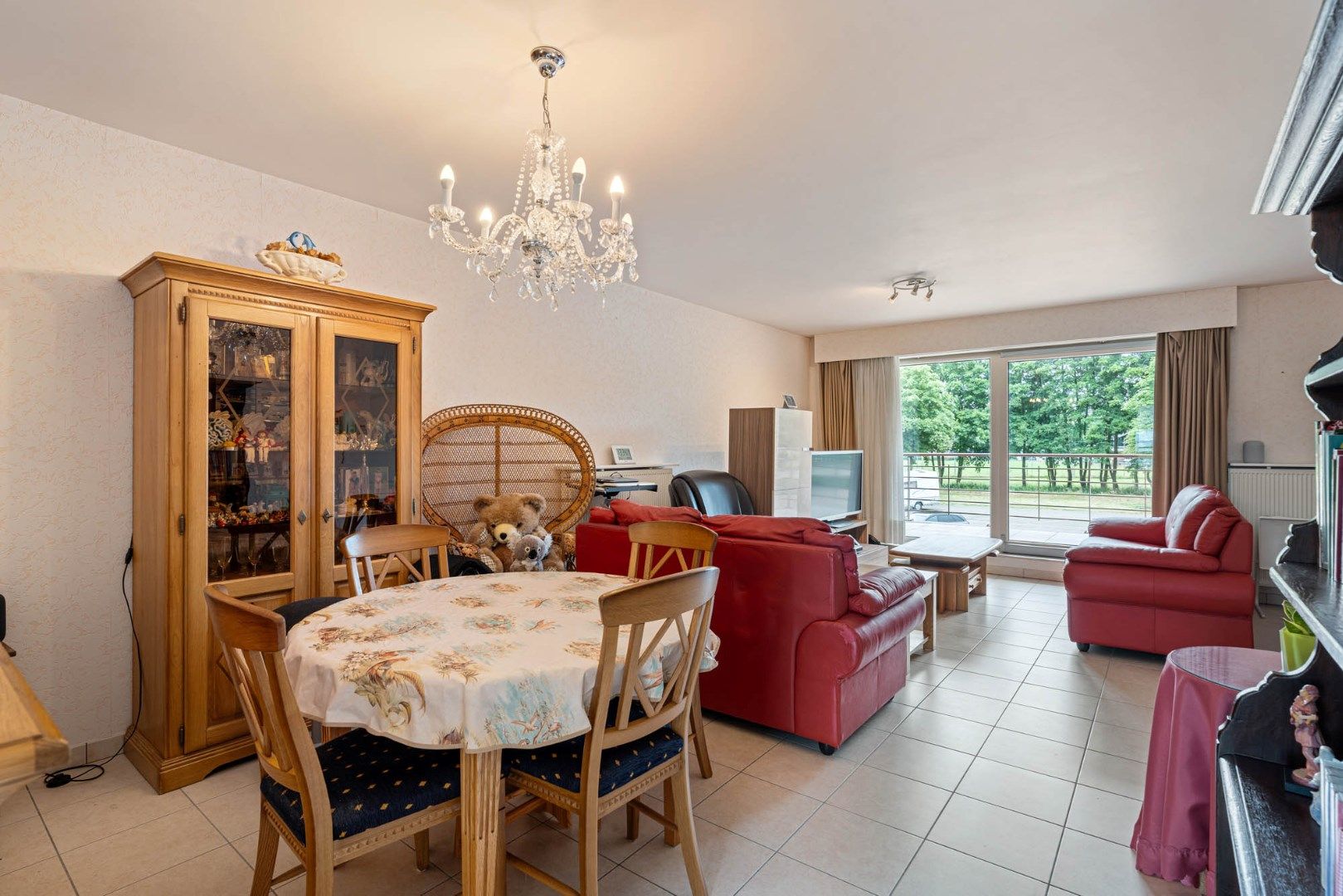 Stijlvol appartement voorzien van 2 slaapkamers, 2 terrassen en een autostandplaats op een rustige locatie in het centrum van Neeroeteren!  foto 7