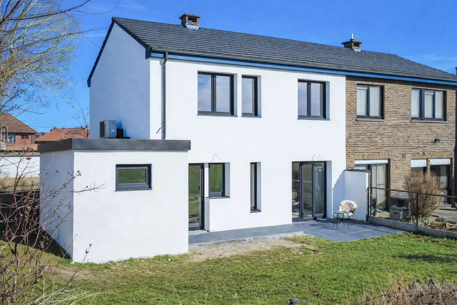 VOLLEDIG VERNIEUWDBOUWDE WONING 3 SLP+BUREAU! foto 4