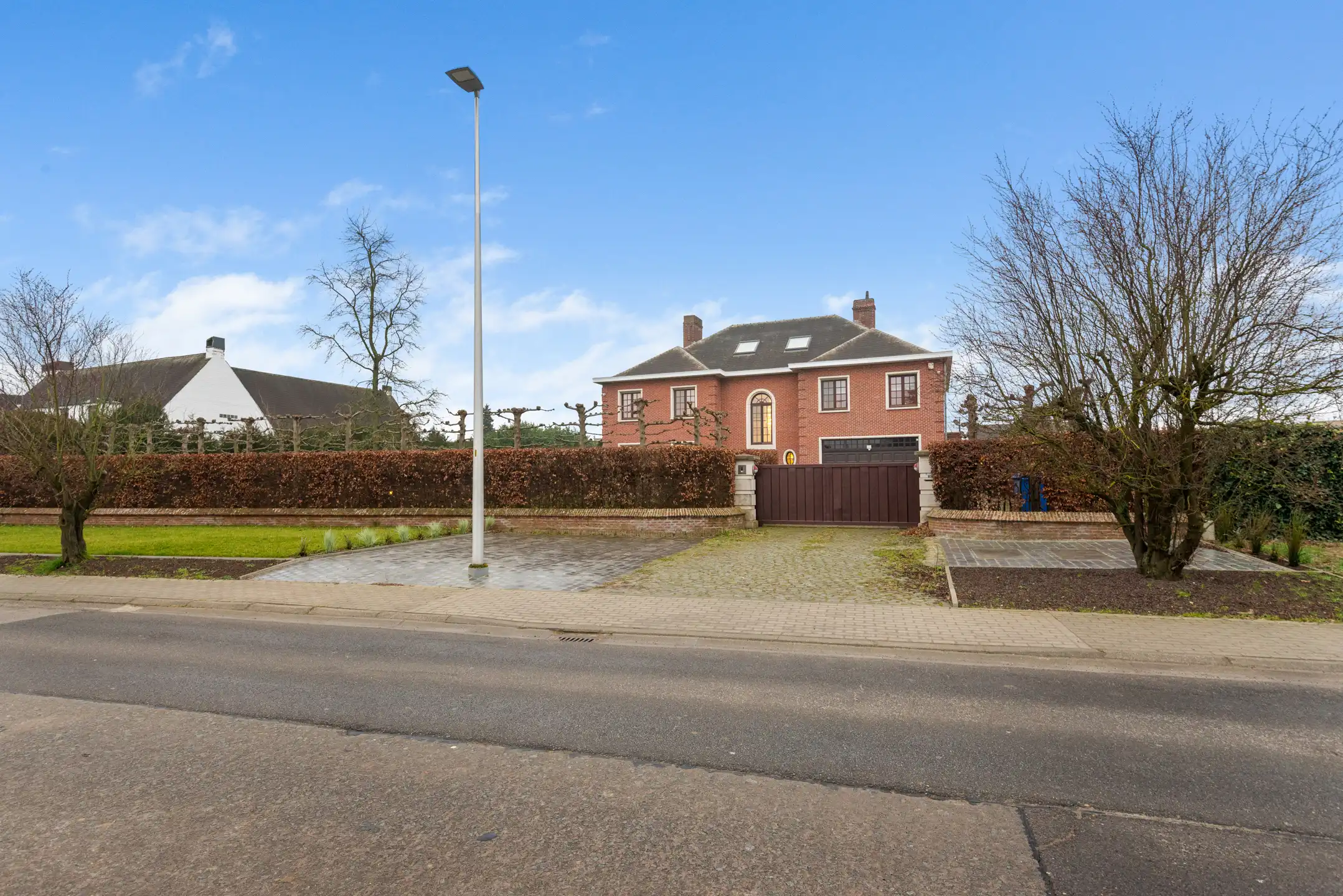 Unieke volledig gerenoveerde Villa met 5 slaapkamers, 2 badkamers, garage, groot terras, ruime tuin, zwembad, fitnessruimte en oprit op een terrein van 16 are 80 ca foto 32
