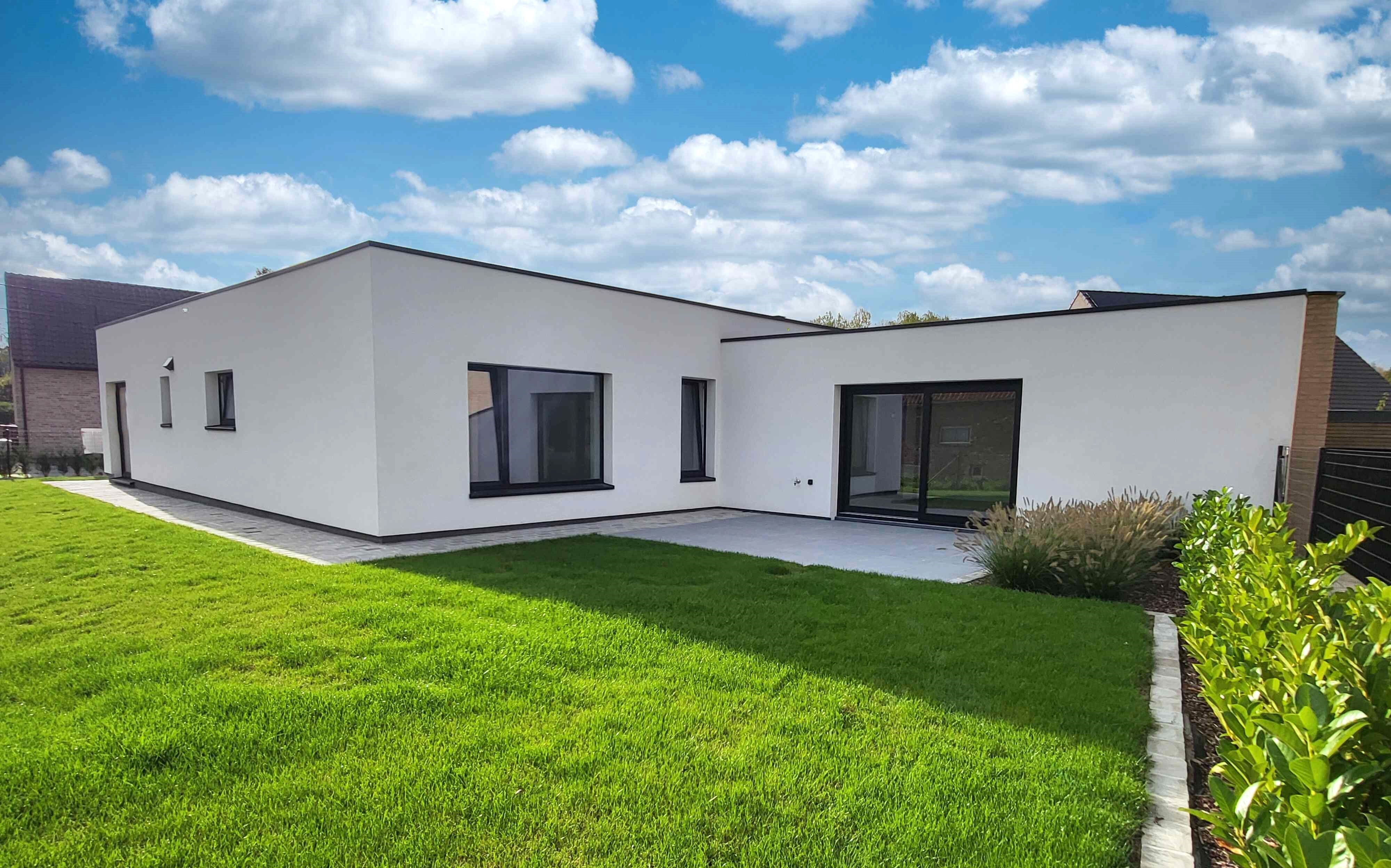 Volledig gerenoveerde, energiezuinige bungalow op 556m² met prachtig aangelegde tuin. Topper! foto {{pictureIndex}}