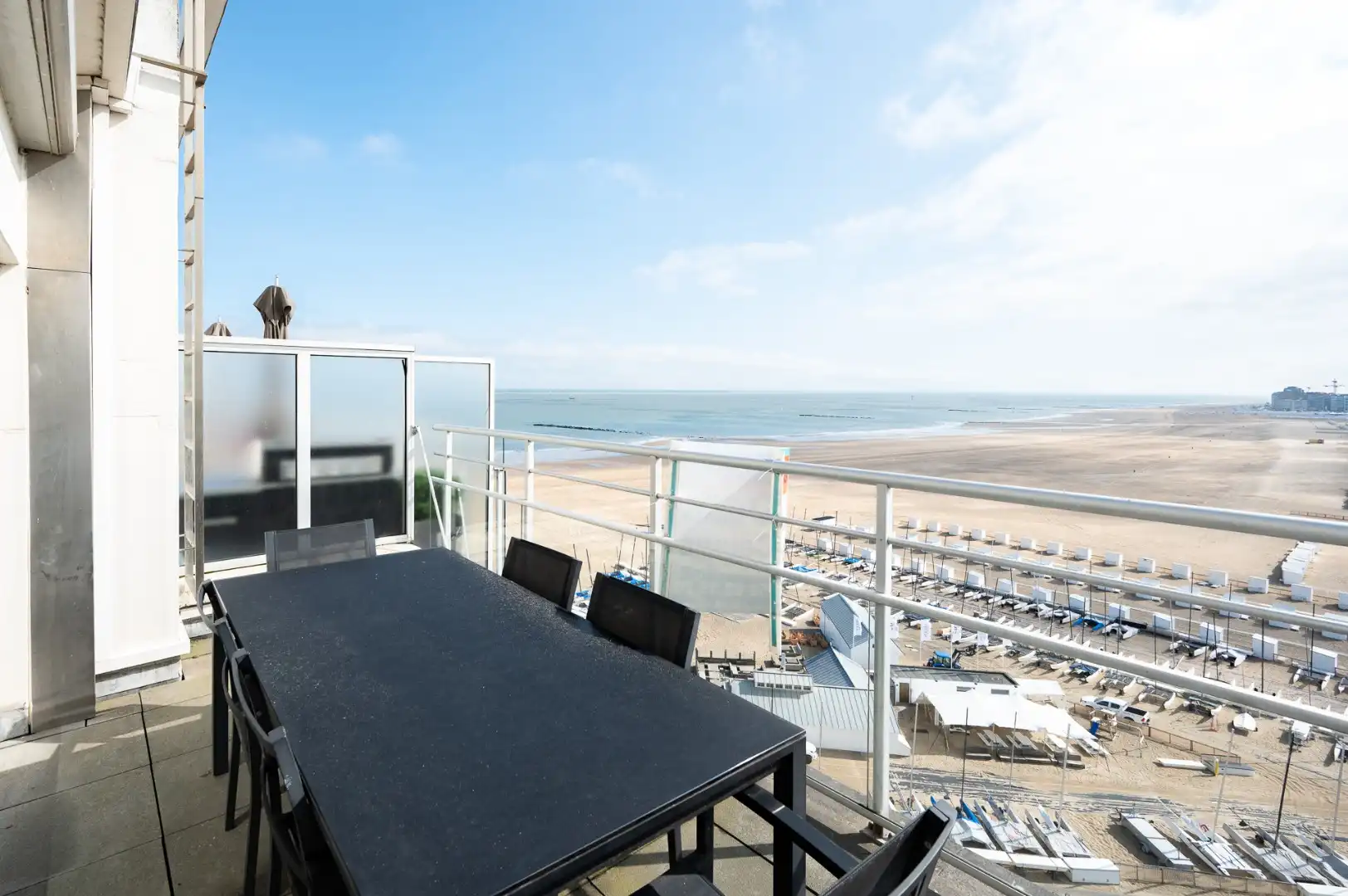 Appartement met magnifiek zeezicht op een 10de verdiepping gelegen in Duinbergen. foto 3