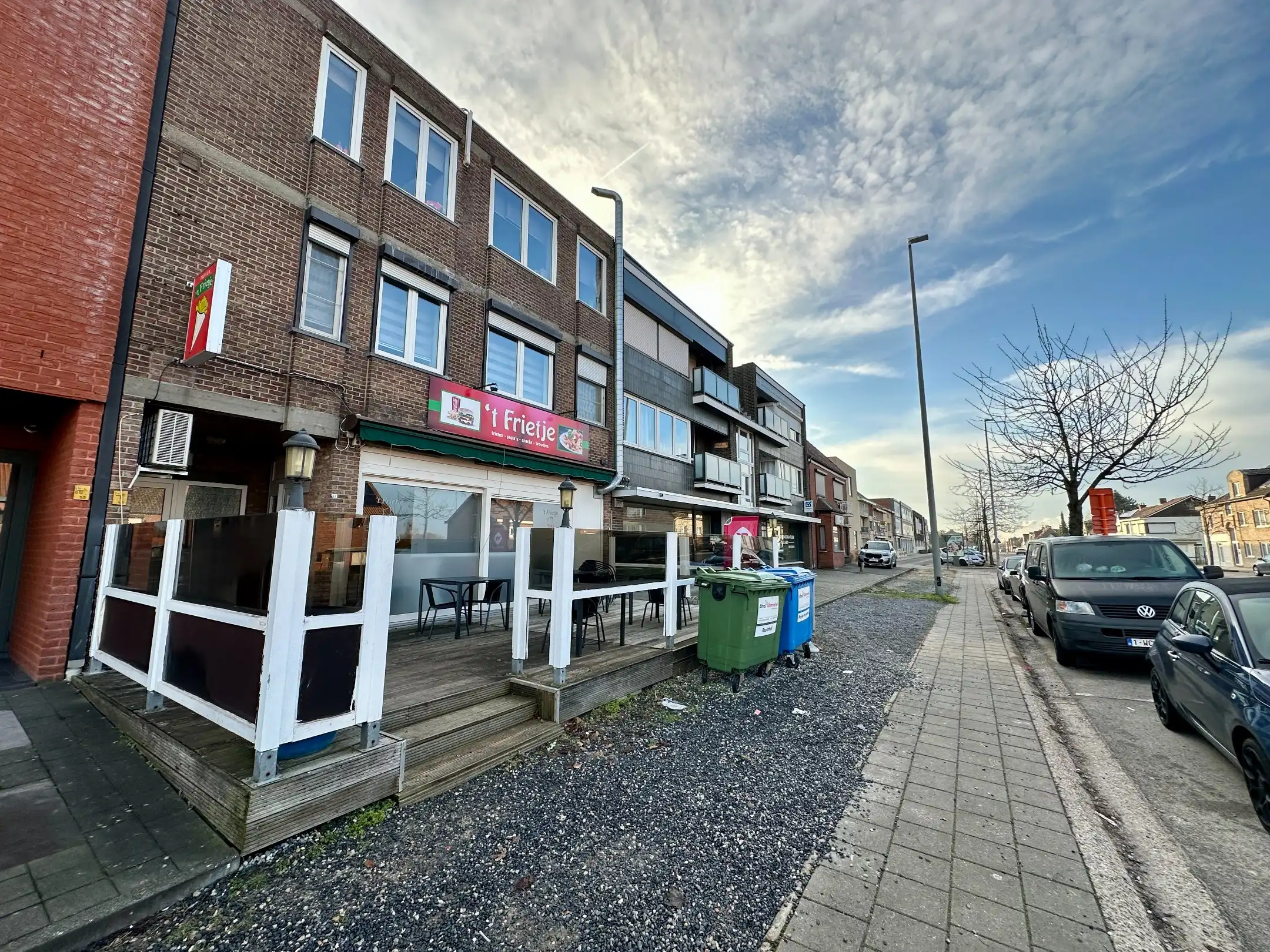 Tweeslaapkamerappartement nabij Genk centrum met groot terras en garagebox foto 3