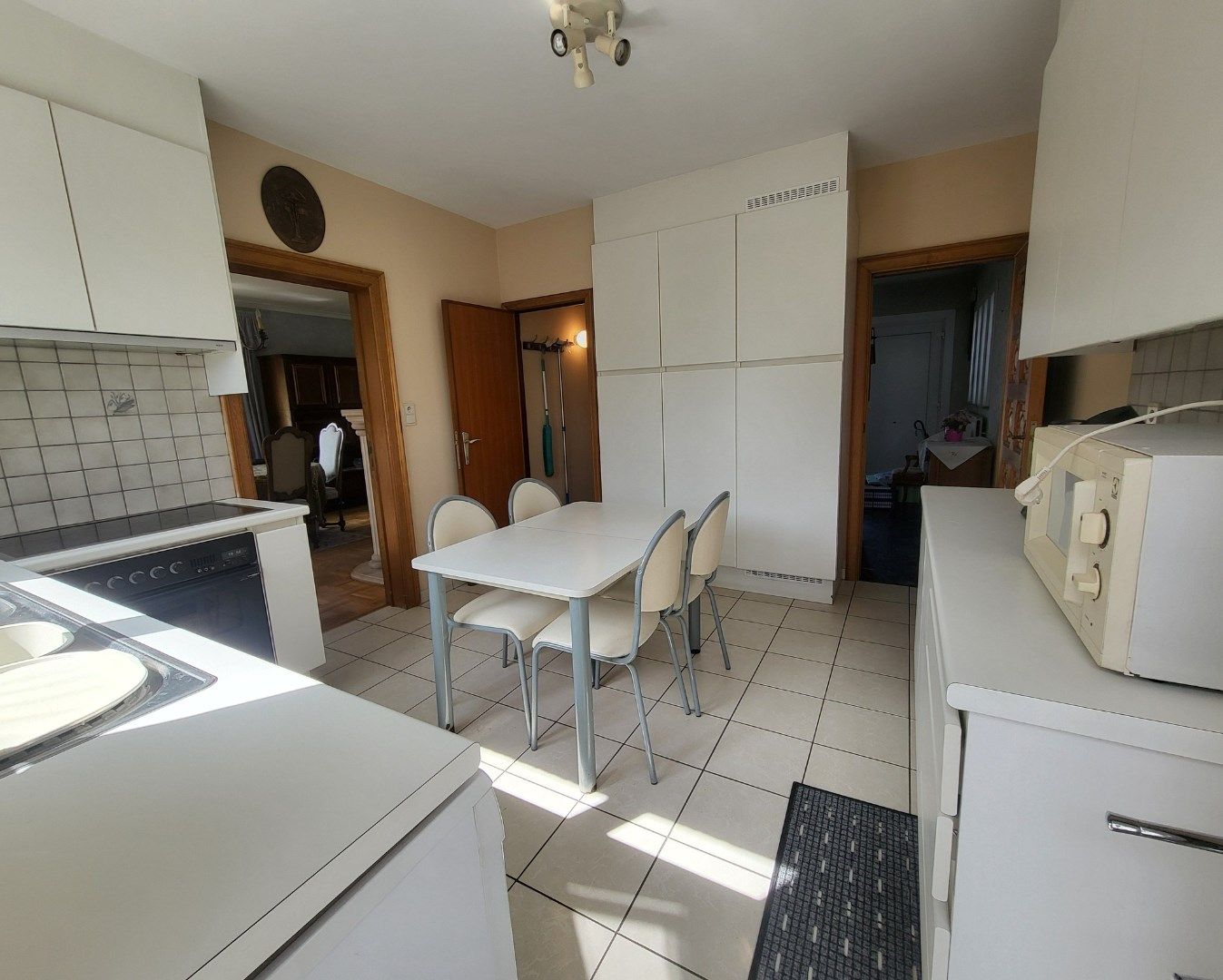 Statig gluurt deze villa naar haar omgeving... foto 10