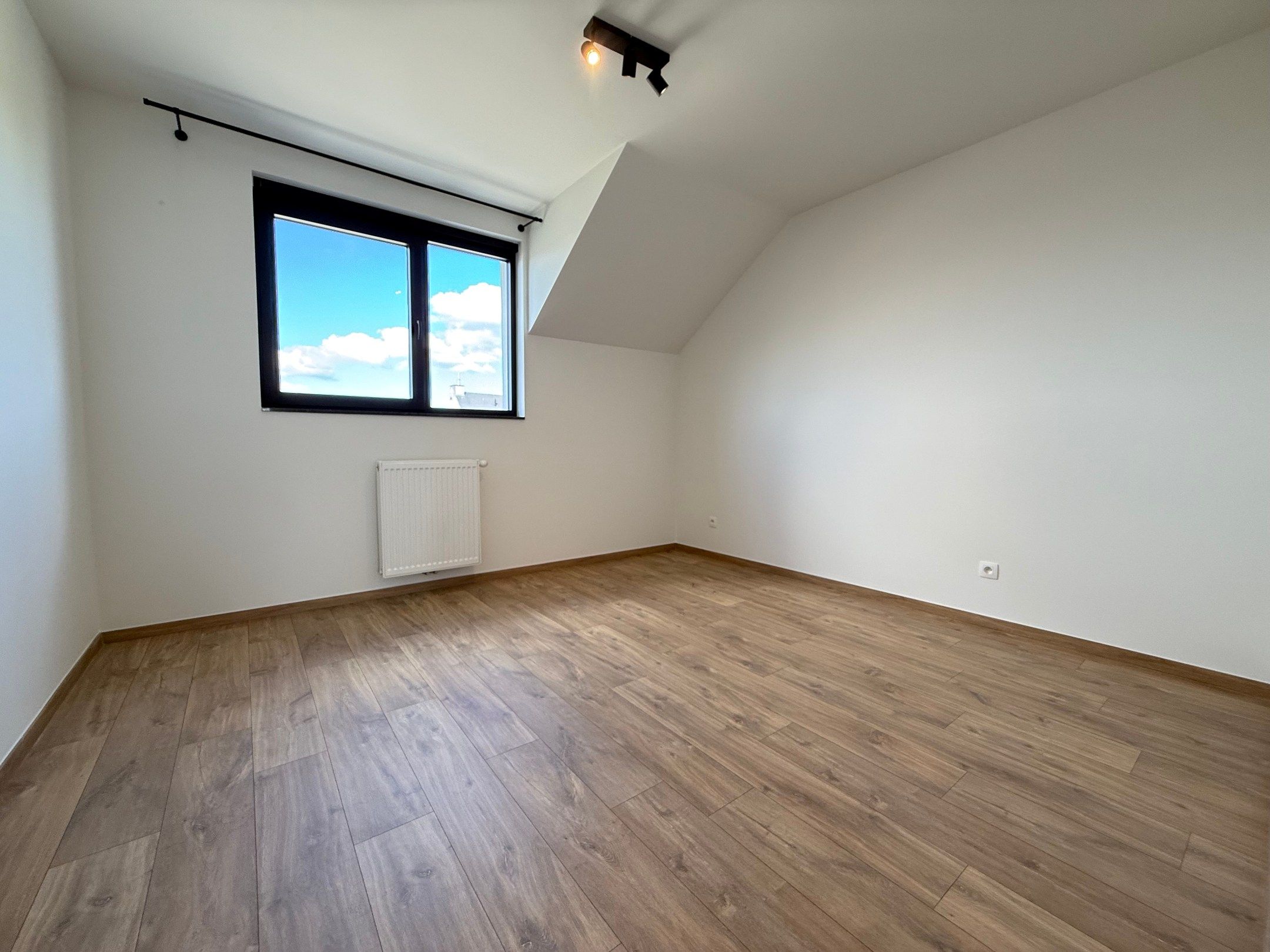 Prachtig nieuw dakappartement met twee slaapkamers en terras op een uitstekende locatie in Ooigem. foto 6