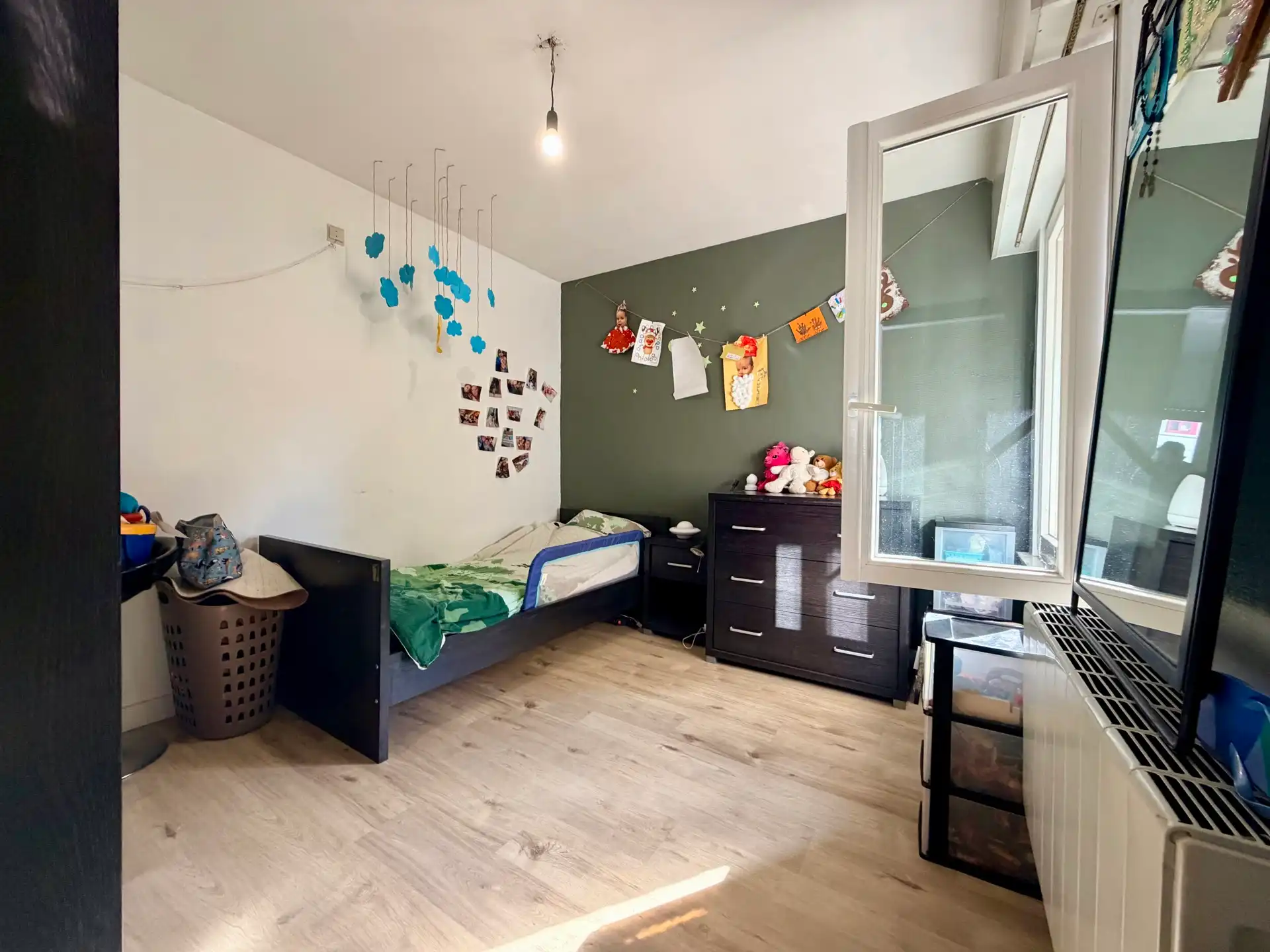 TE KOOP Instapklare bel-etagewoning met terras en ruime garage. foto 9