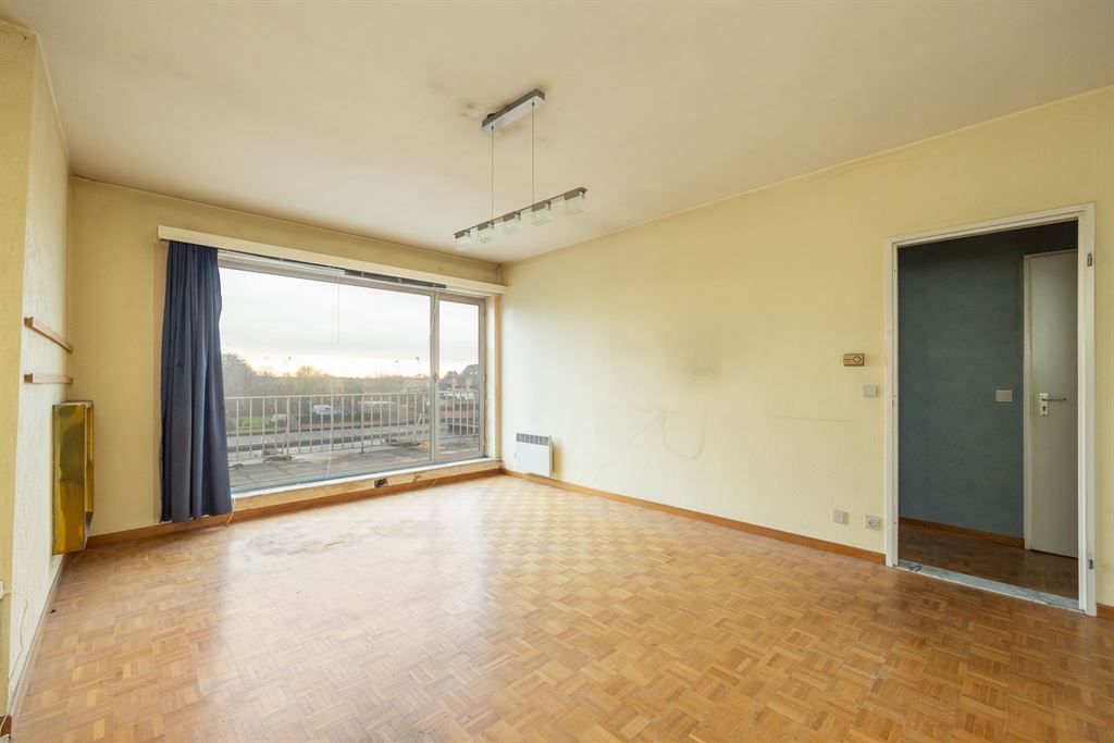 Hoofdfoto van de publicatie: Op te frissen appartement met groot zonnig terras 