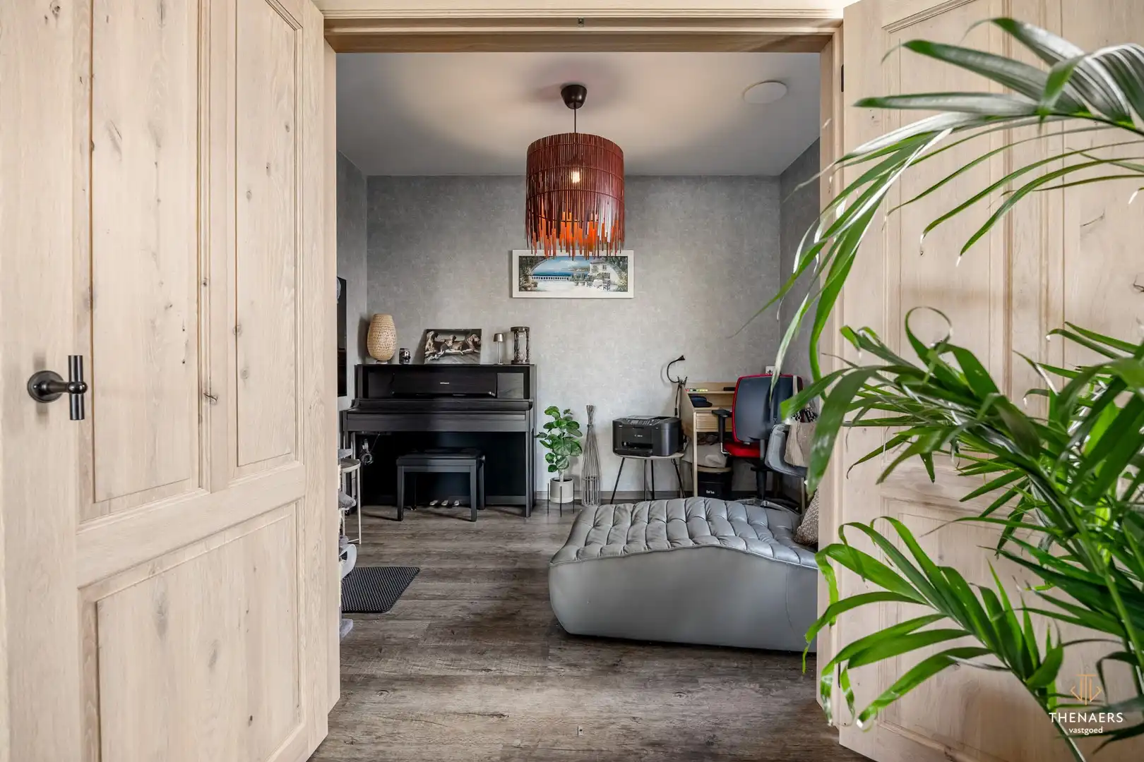 Exclusieve en bijzonder energiezuinige woning met 332 m² woonoppervlakte, vier autostaanplaatsen en verwarmd zwembad. foto 10