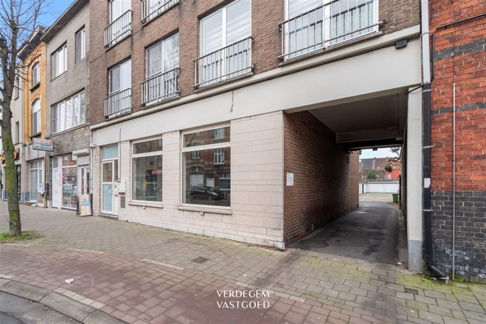 Handelspand van 216m² op uitstekende locatie foto {{pictureIndex}}