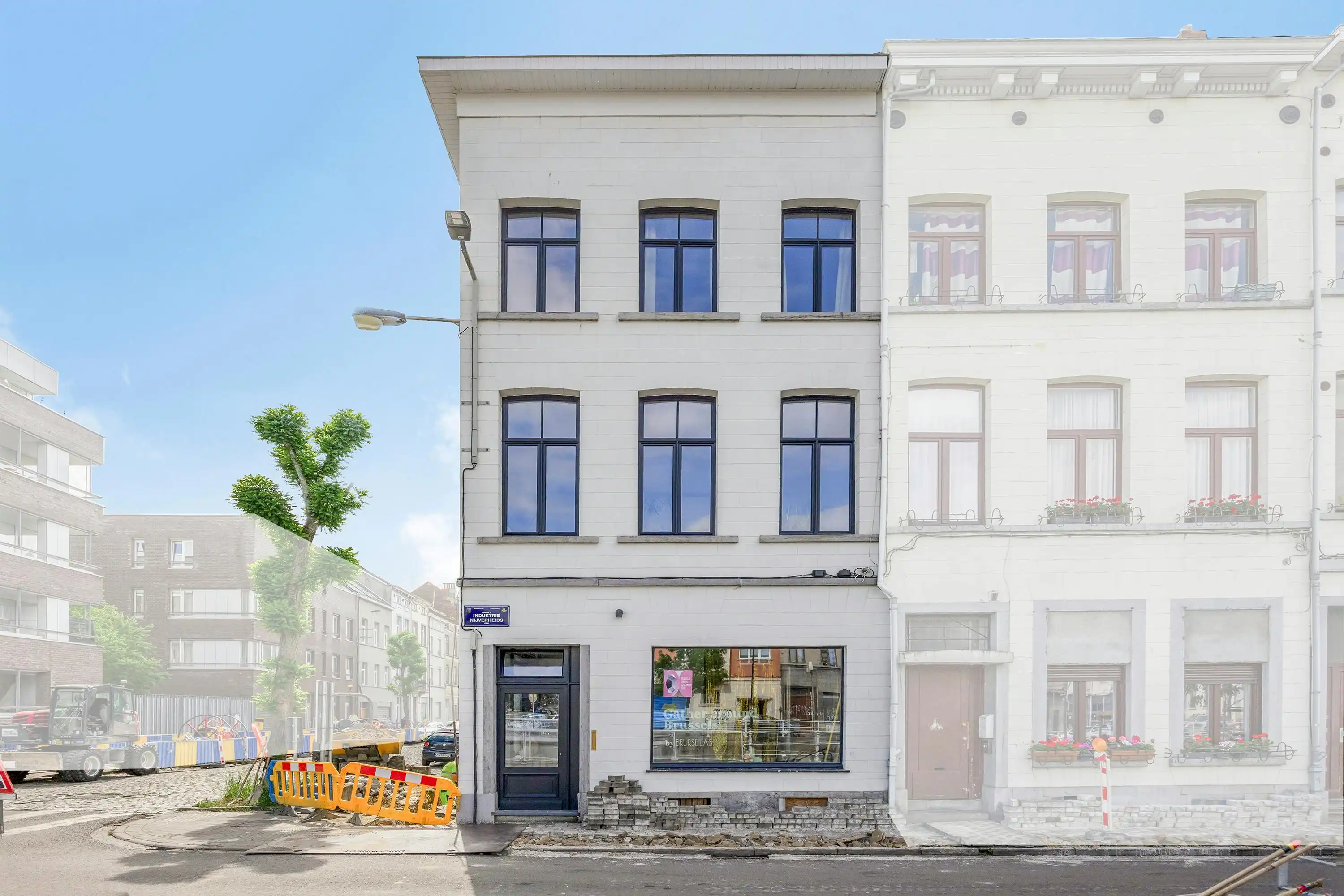 Gerenoveerd Herenhuis met Handelszaak & Kanaalzicht te Koop foto 2