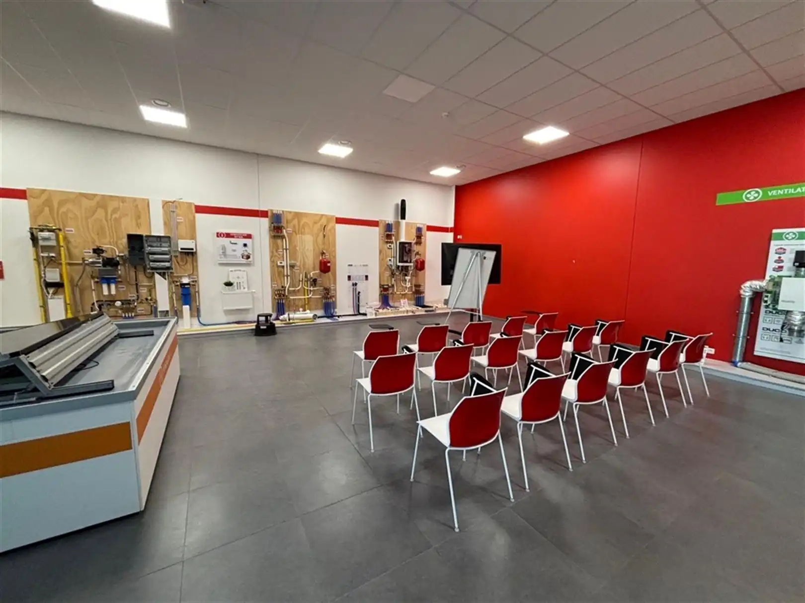 Te Huur Showroom + Magazijn foto 9