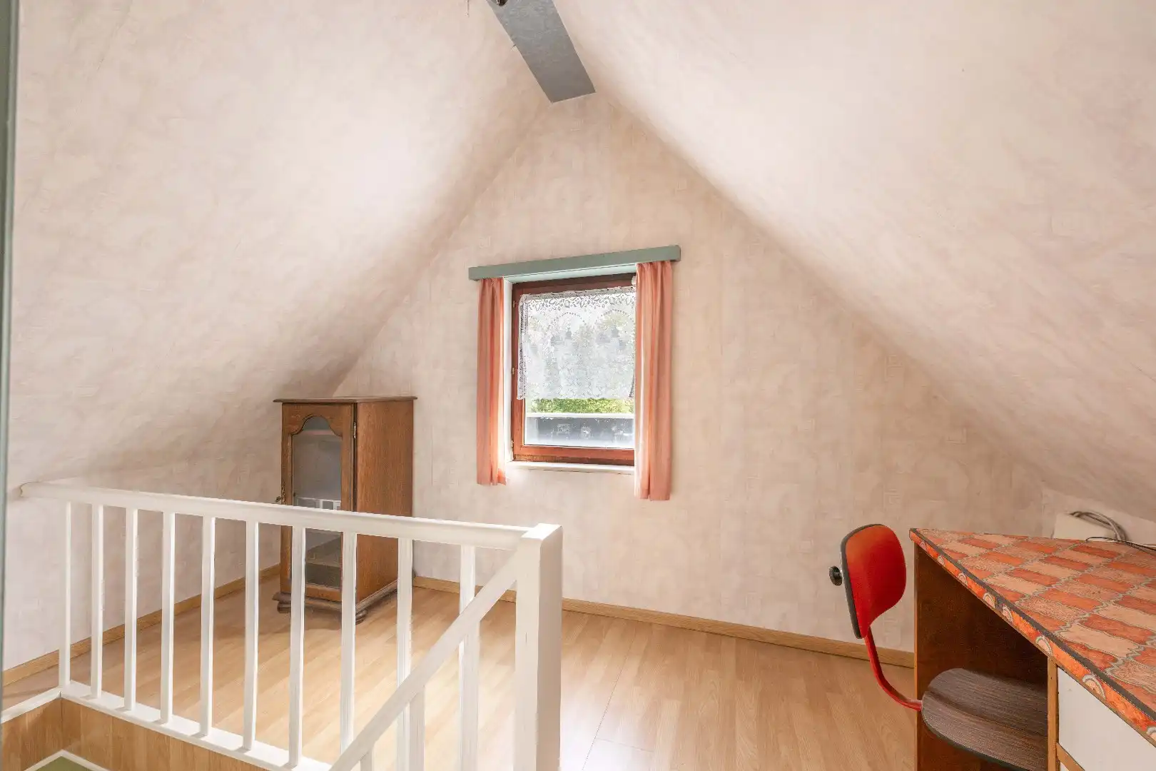 CHARMANTE ALLEENSTAANDE WONING MET BIJGEBOUWEN EN WEILAND  foto 15