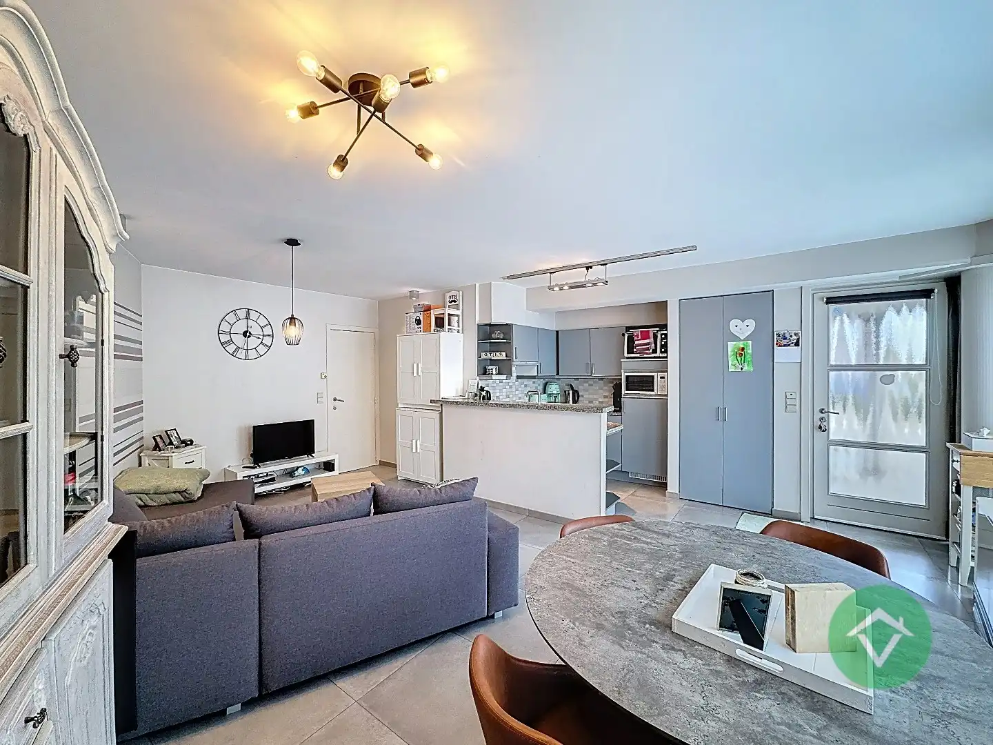 Volledig gerenoveerd handelspand met woonst en garage te Koekelare foto 5