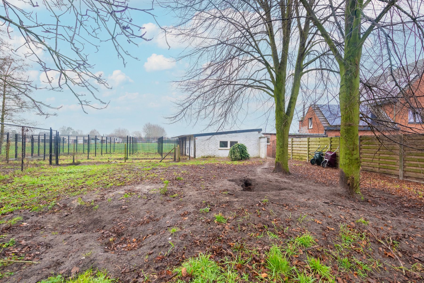 Gedeeltelijk gerenoveerd huis met bijgebouw, groen uitzicht foto 25