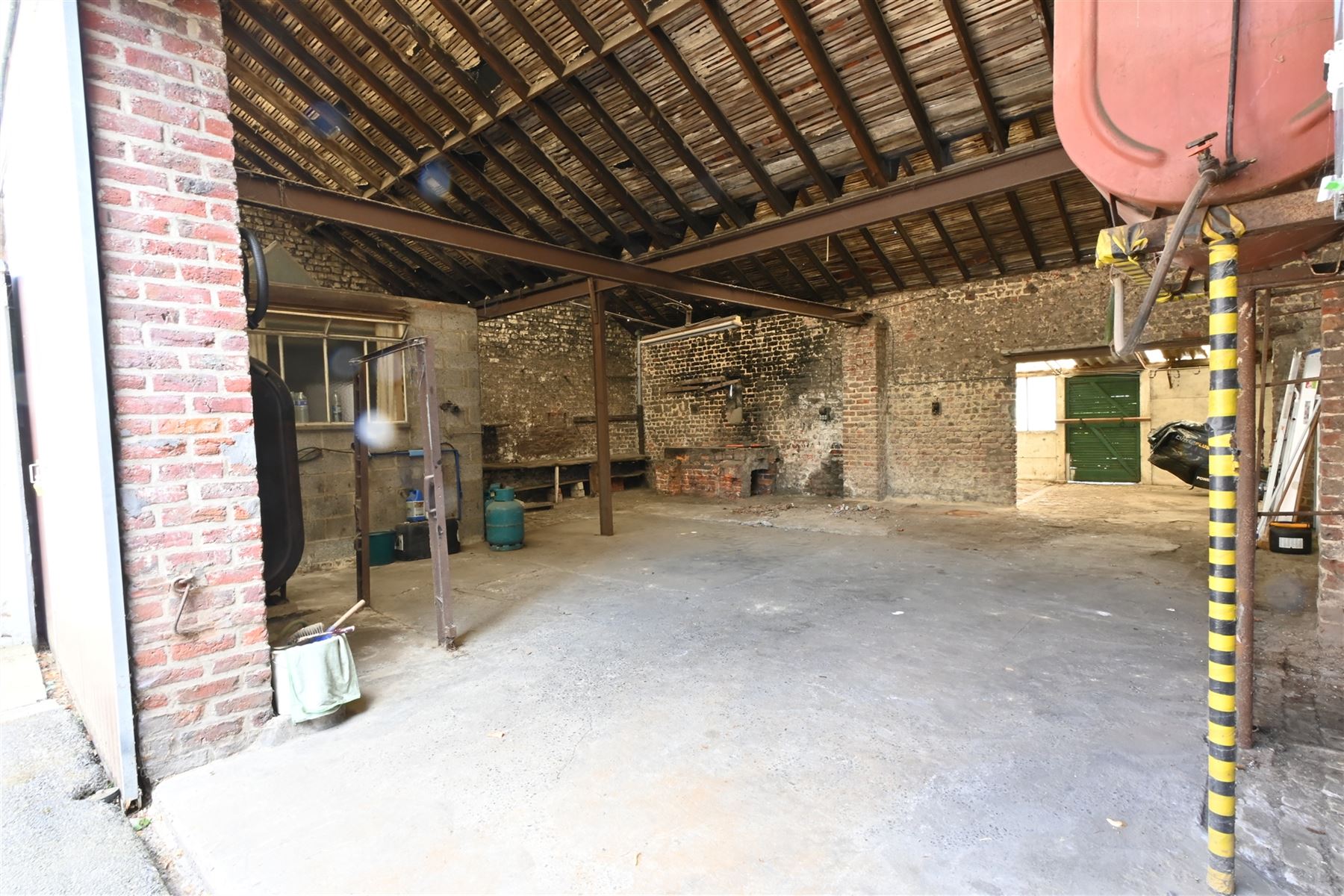 Centraal gelegen woning op 650m²  met loods foto 7