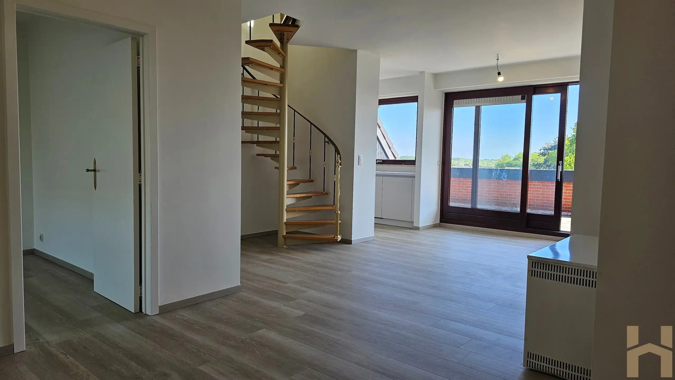 Gerenoveerde gezellige duplex te huur op de markt te Zele foto {{pictureIndex}}