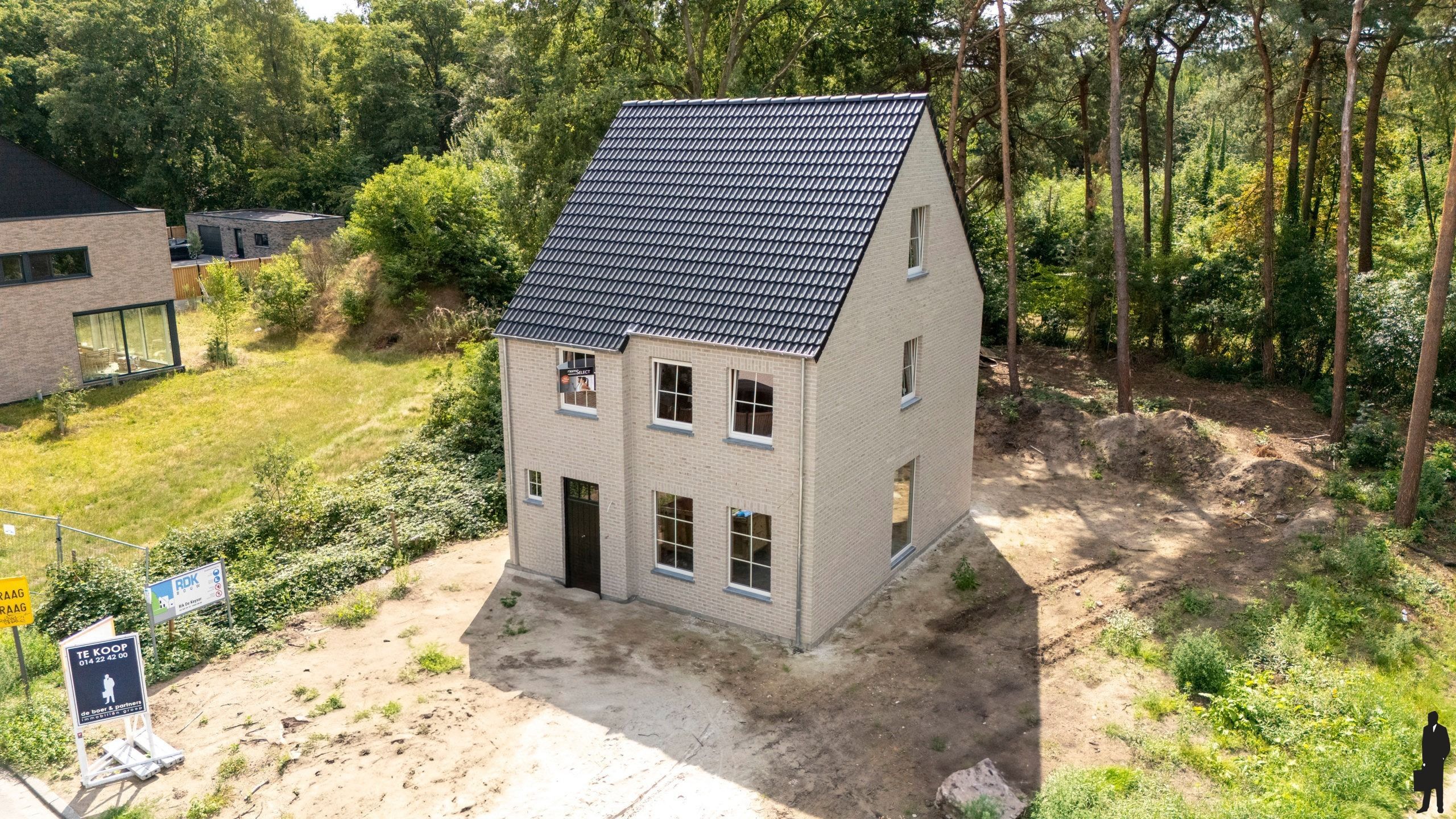 Nieuwbouwwoning met 3 slpk. op perceel van ca. 605m² foto {{pictureIndex}}