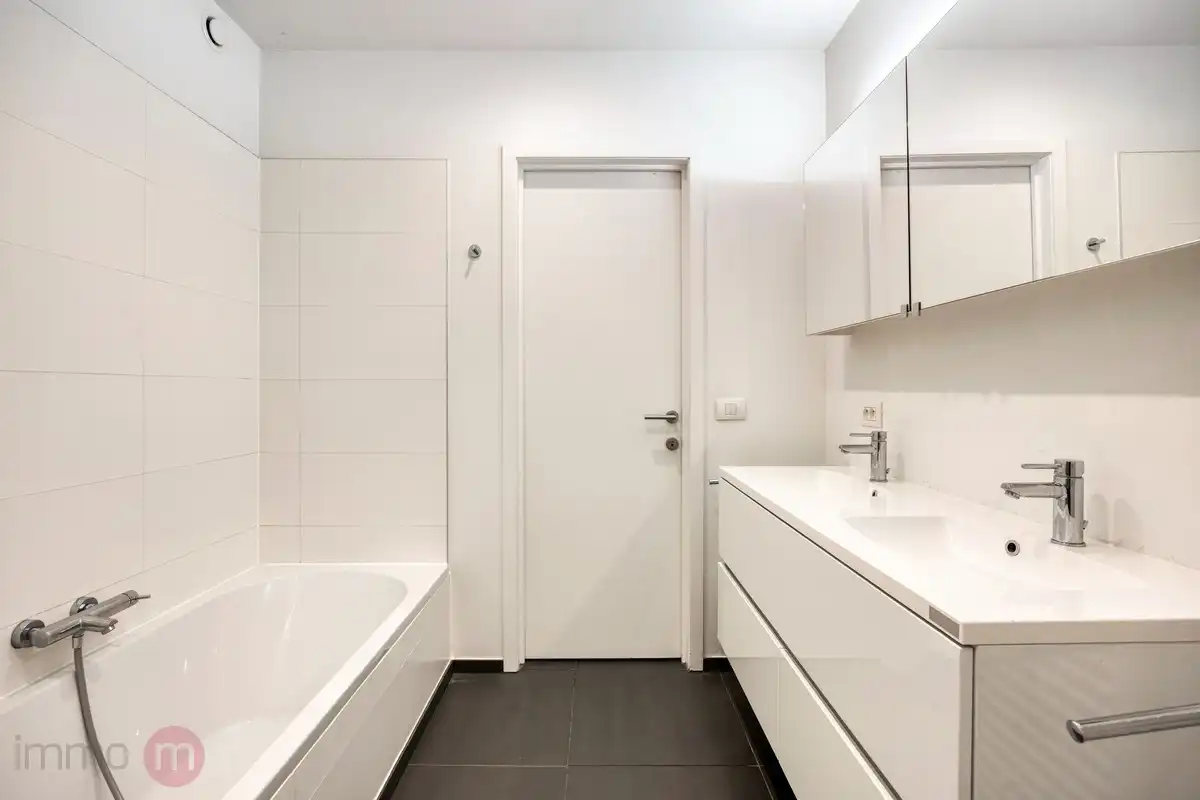 Recent gelijkvloers app. met 2 slaapkamers, tuin en 2 autostaanplaatsen. foto 28