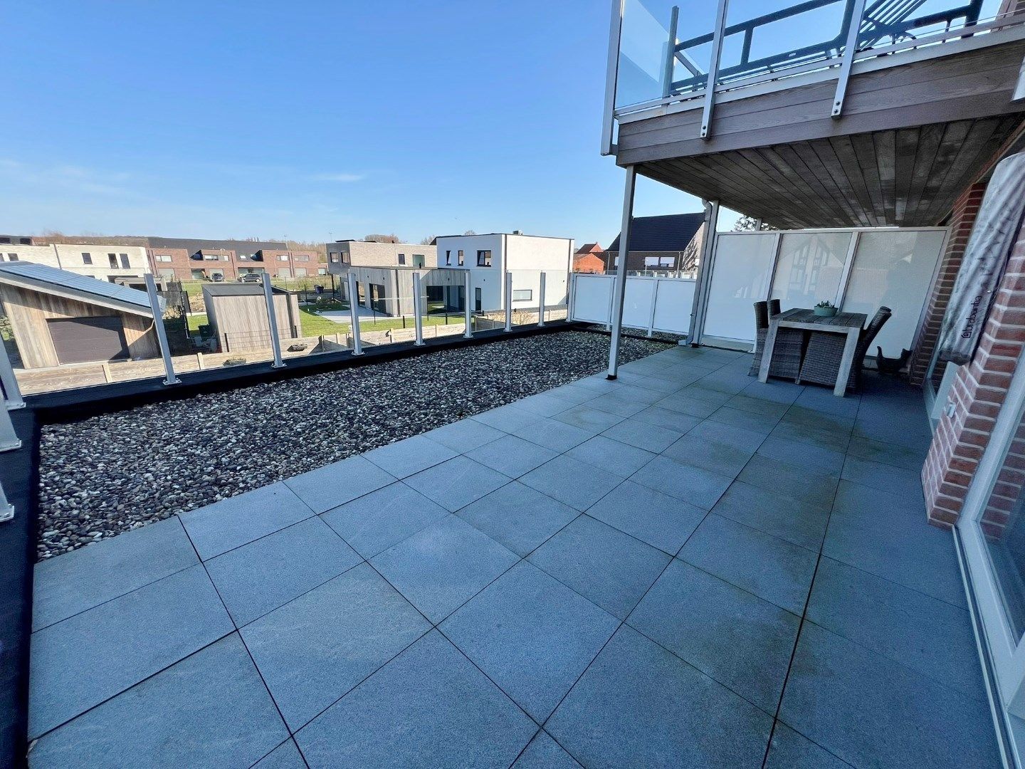 Modern appartement met parkeerplaats en groot zonnig terras met open zicht. foto 6