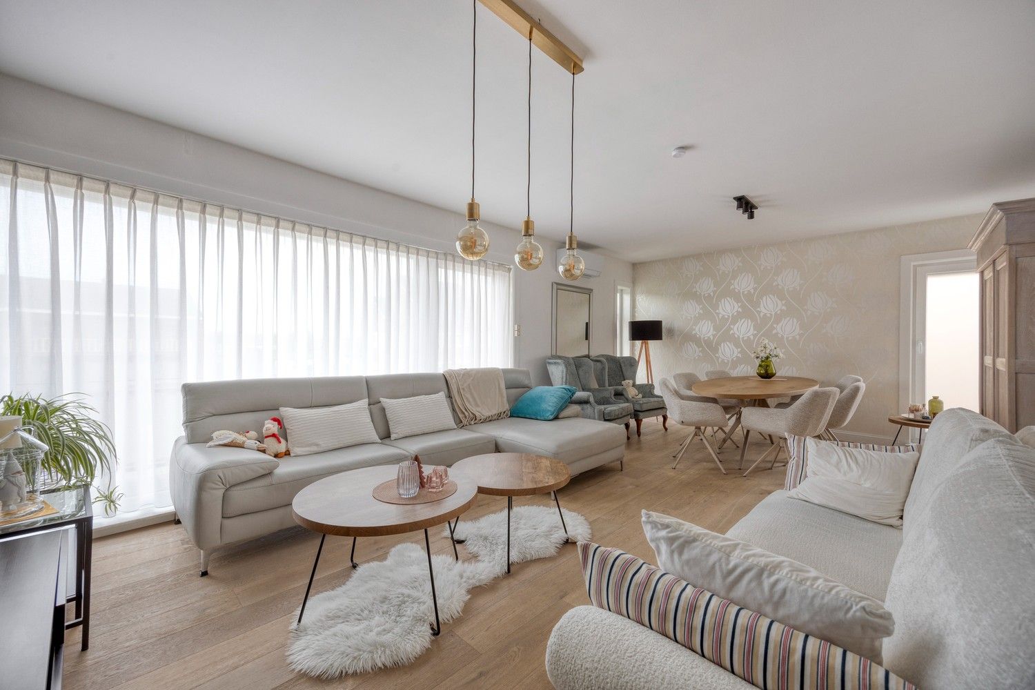 Gerenoveerd appartement met 3 slaapkamers, 2 terrassen en garage in Uikhoven aan de Maas! foto {{pictureIndex}}