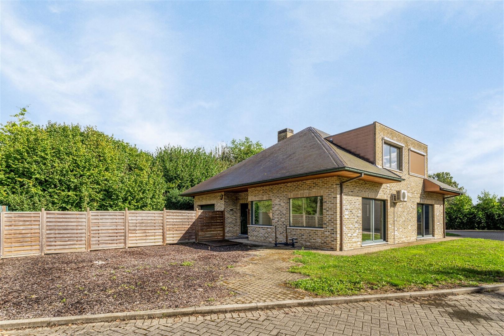 Villa met bureelruimtes en loods van 600 m2  foto 1