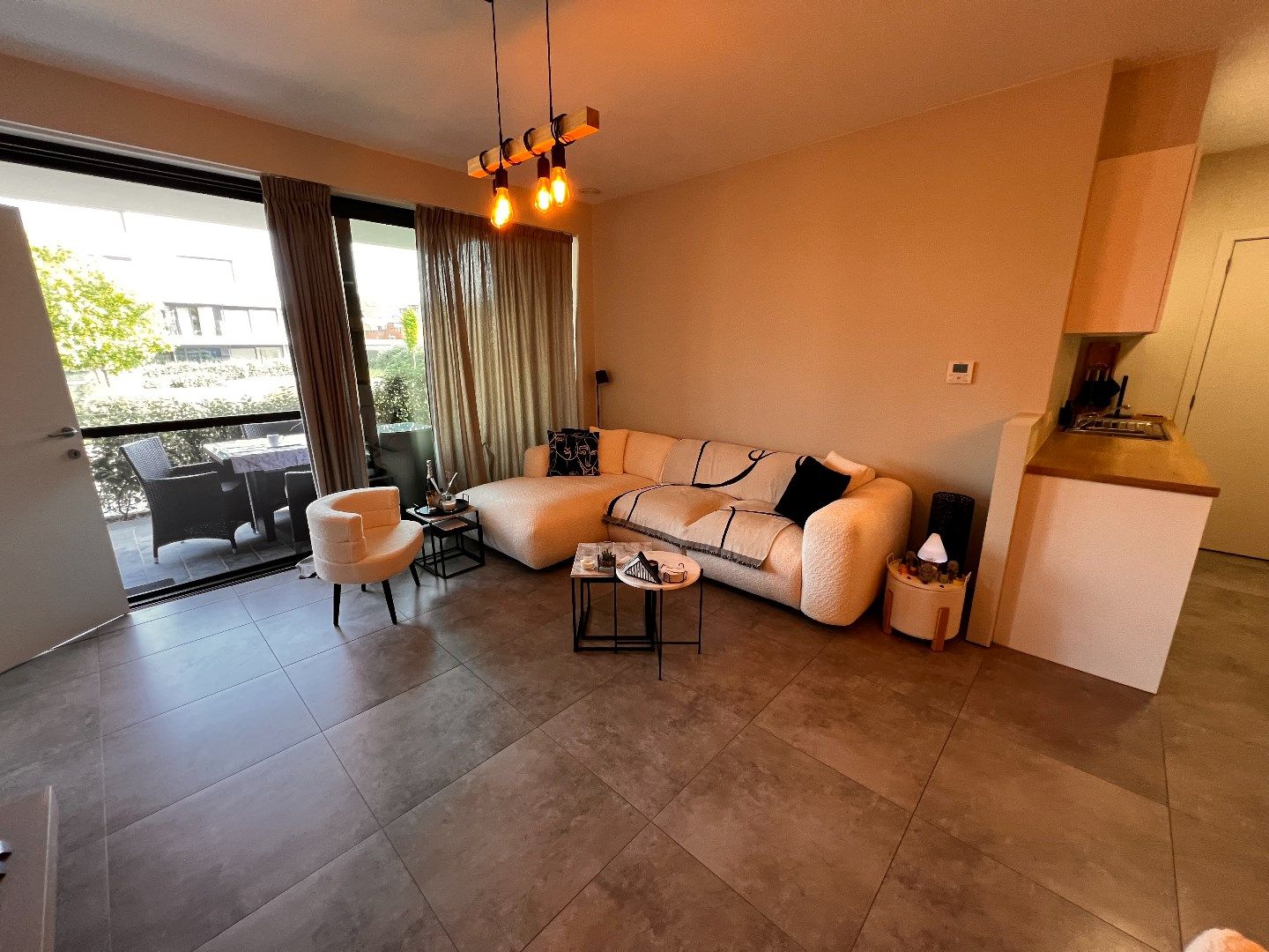 GELIJKVLOERS APPARTEMENT MET 1 SLAAPKAMER, TERRAS EN AUTOSTANDPLAATS IN IEPER foto 5