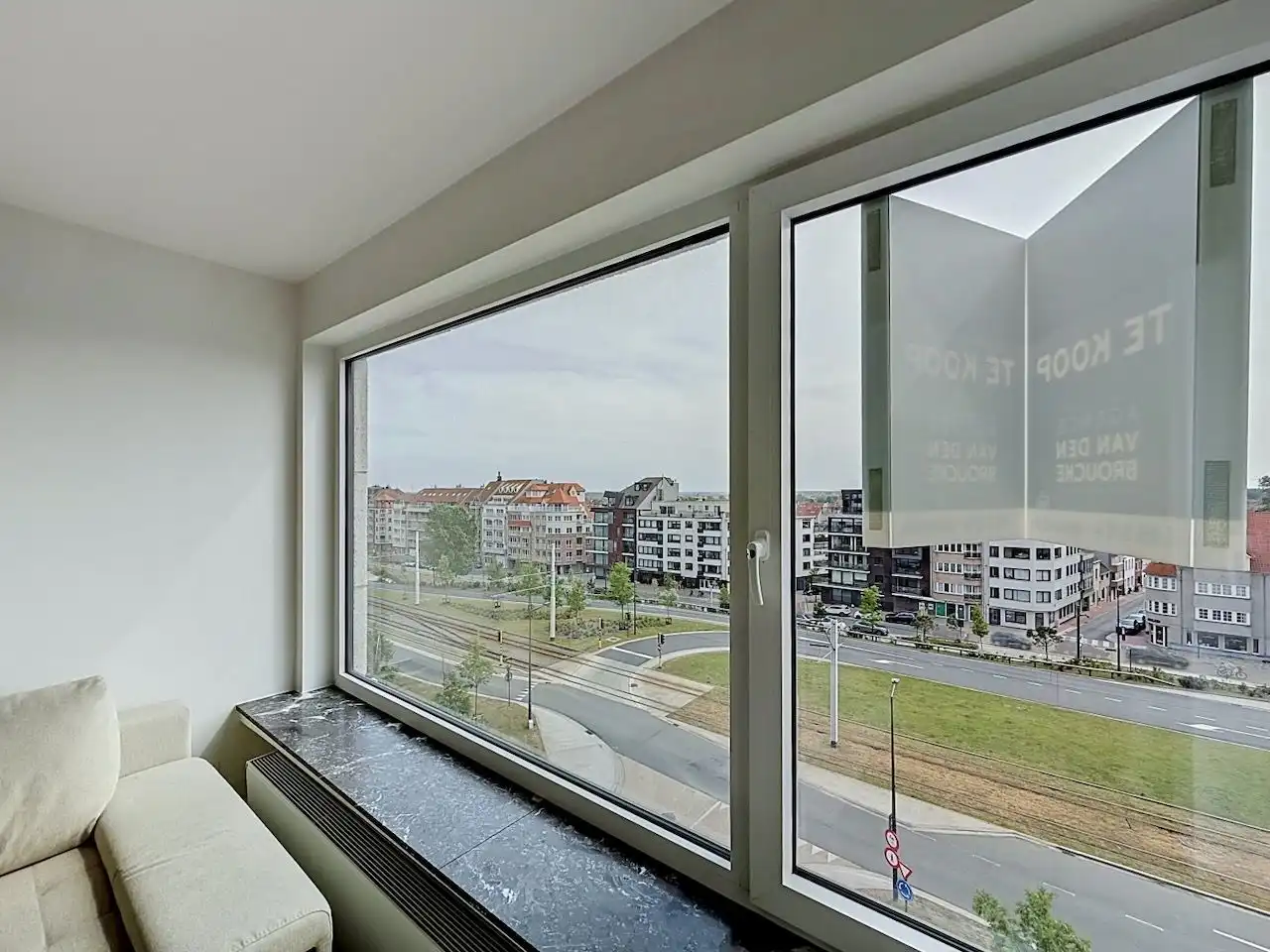Compleet en smaakvol gerenoveerd één slaapkamer appartement met open zicht op de Graaf d'Ursellaan foto 3