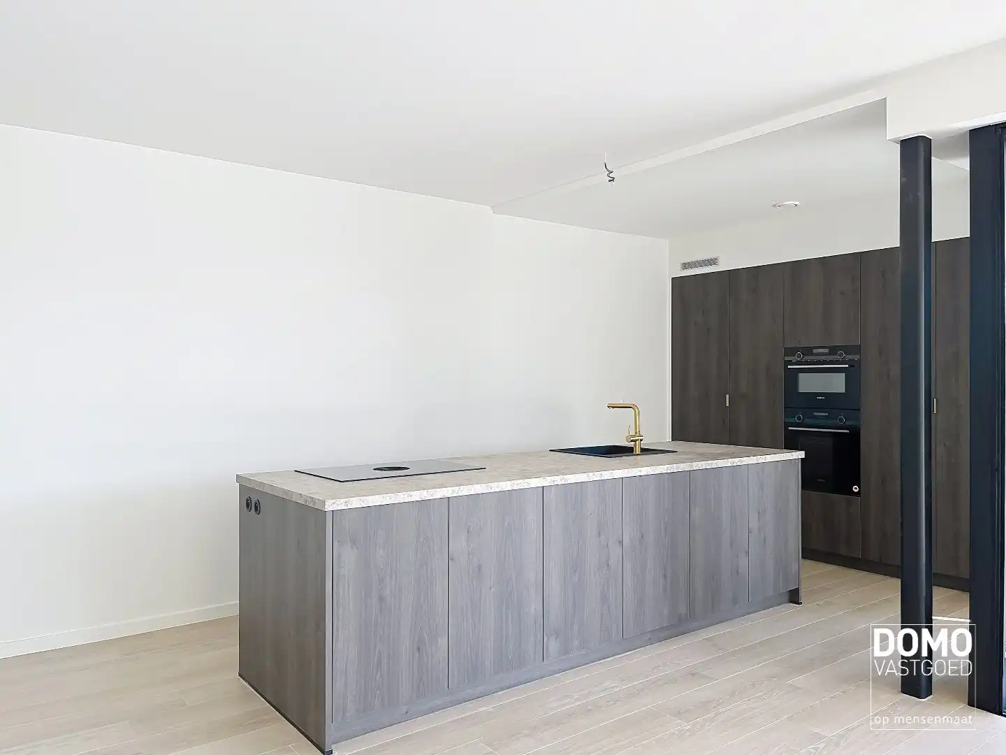 RUIM APPARTEMENT MET PRACHTIG TERRAS, LIFT EN GARAGEBOX IN CENTRUM KERMT foto {{pictureIndex}}