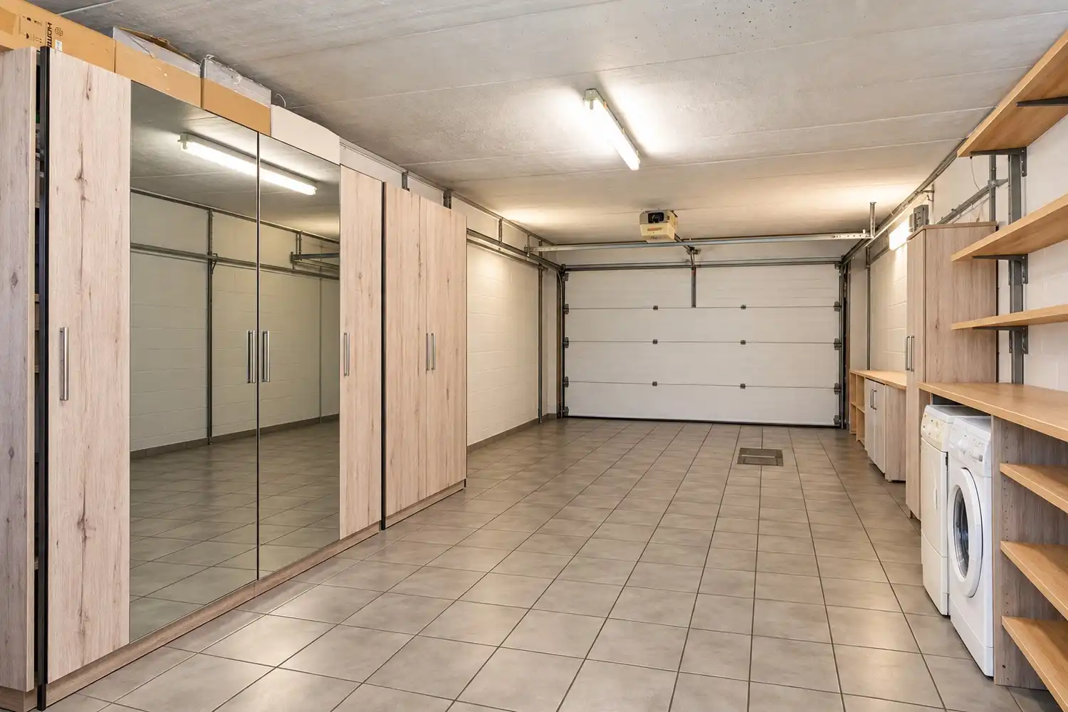 Instapklare woning met inpandige garage en grote tuin op een prima locatie in Kapelle-op-den-bos foto 3