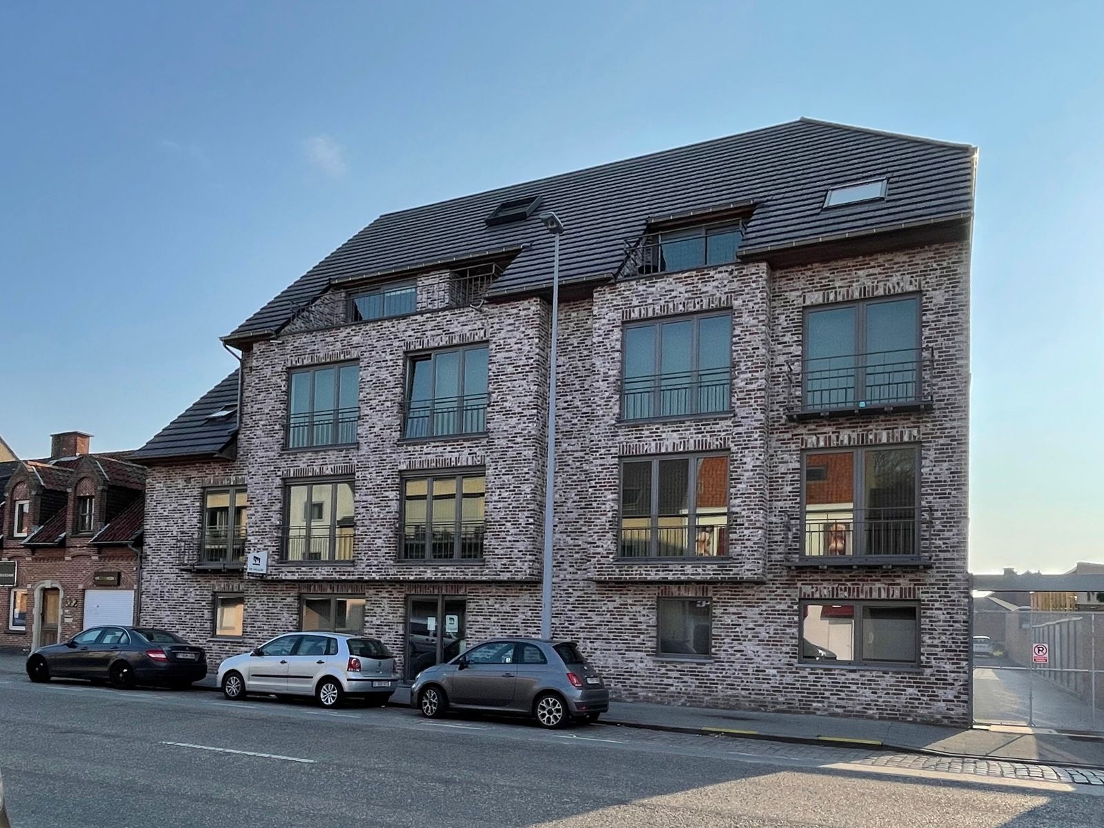 Appartement op het gelijkvloers van een kleinschalig appartementsgebouw. foto {{pictureIndex}}