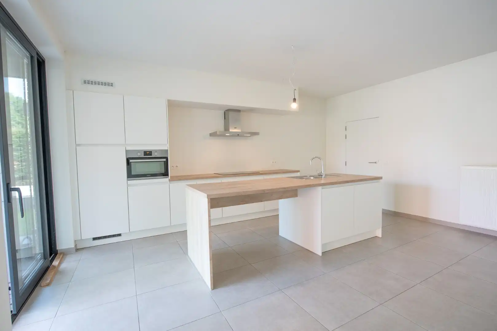 Prachtig gelijkvloers appartement van 147m² te Sint-Eloois-Vijve met tuintje en overdekt terras.  foto 4