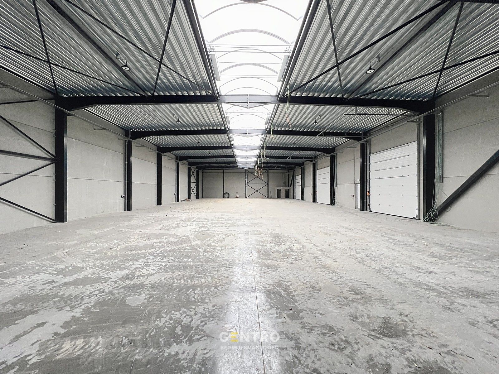 Instapklaar geïsoleerd nieuwbouw MAGAZIJN (± 960m²), vrije hoogte 7m, met 4 sectionale poorten. Op ambachtelijke zone te Oostrozebeke. foto 7