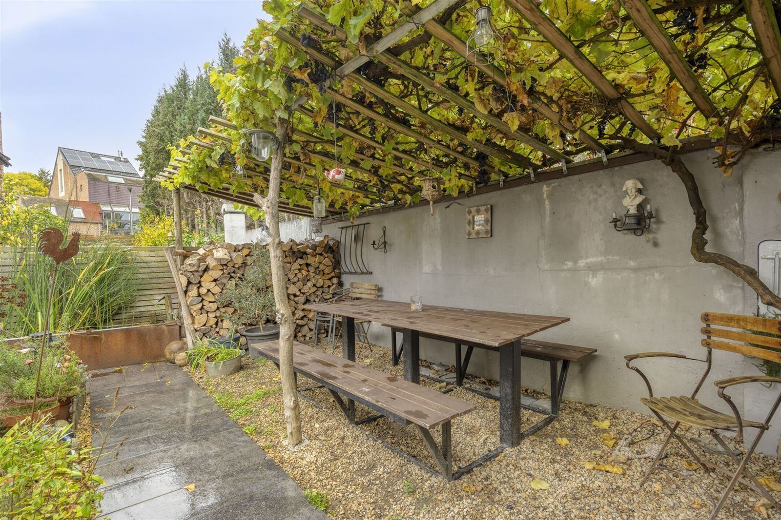 Charmante verborgen parel met tuin en garages foto 22
