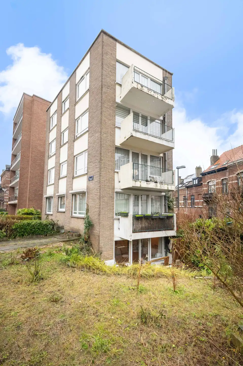 Licht gerenoveerde studio met groen terras in Vorst foto 14