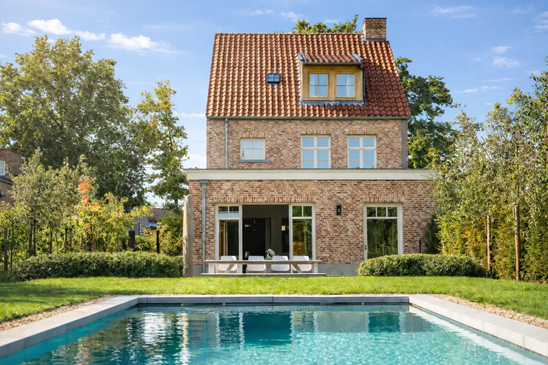 Exclusieve instapklare woning met zwembad en open groenzicht foto {{pictureIndex}}