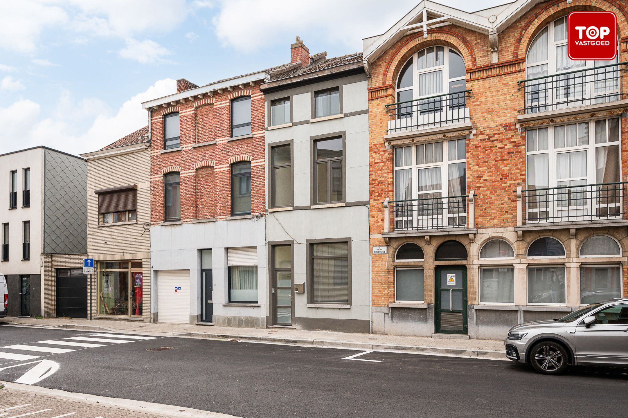 Charmante op te frissen woning nabij Gent-centrum, ideaal als starters- of opbrengstwoning foto {{pictureIndex}}