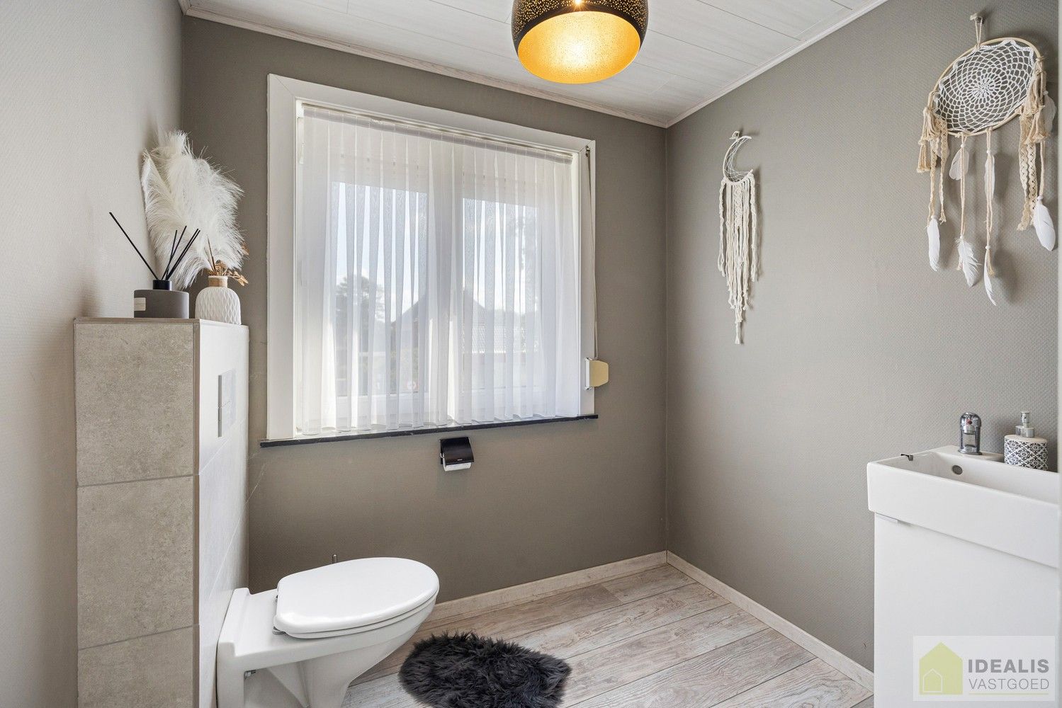 IDEALIS VASTGOED – RECENT GERENOVEERDE WONING (2021) OP EEN PERCEEL VAN MAAR LIEFST 8A92CA OP EEN ZEER GUNSTIGE LOCATIE! Deze ruime woning met een netto bewoonbare oppervlakte van +- 170m² bevindt zich langs de Paalseweg in Hulst, deelgemeente van Tessenderlo-Ham. Naast de perfecte ligging is het een prachtig afgewerkte woning met een royale leefruimte, zeer ruime open keuken, 3 slaapkamers en badkamer. Een uniek aanbod voor wie op zoek is naar een volledig gerenoveerde instapklare woning. foto 22