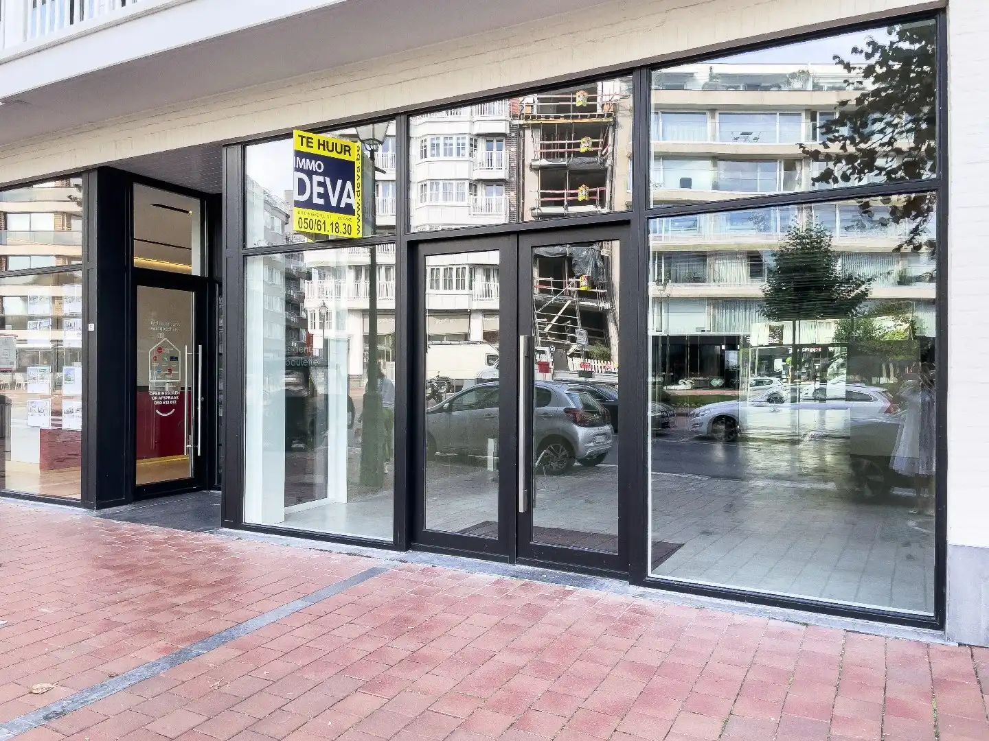 Exclusief gelegen winkelpand op het Driehoeksplein te huur. foto {{pictureIndex}}