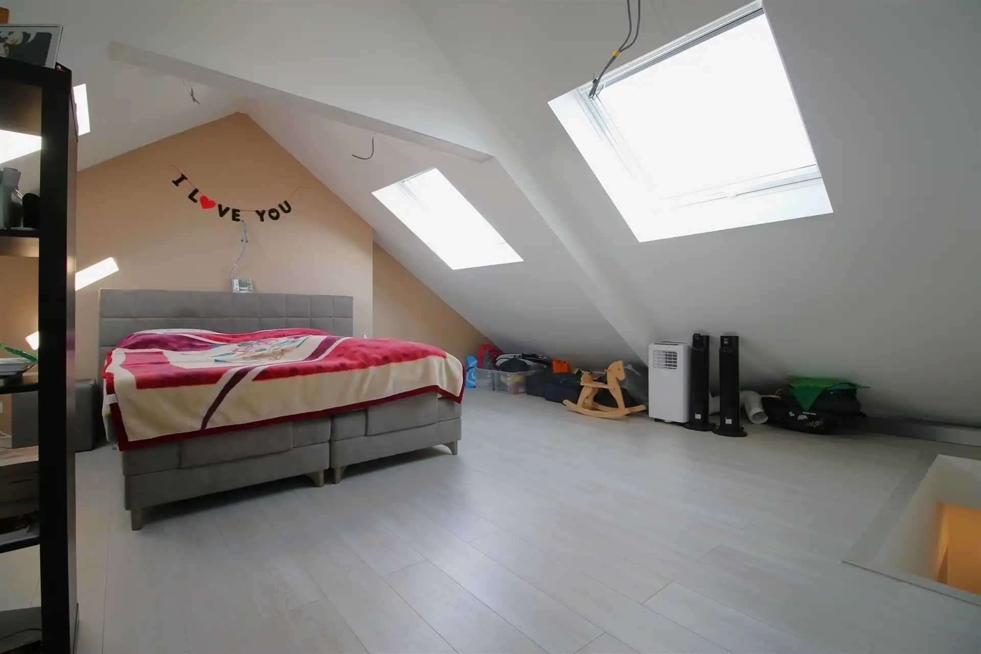 Gerenoveerde woning met 4 slaapkamers foto 22